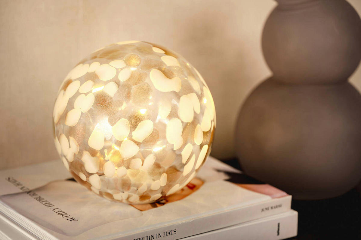 UKRASNA LED LAMPA - providno/bela, Lajfstajl, staklo/plastika (17,40/16,50/17,40cm) - Leonardo