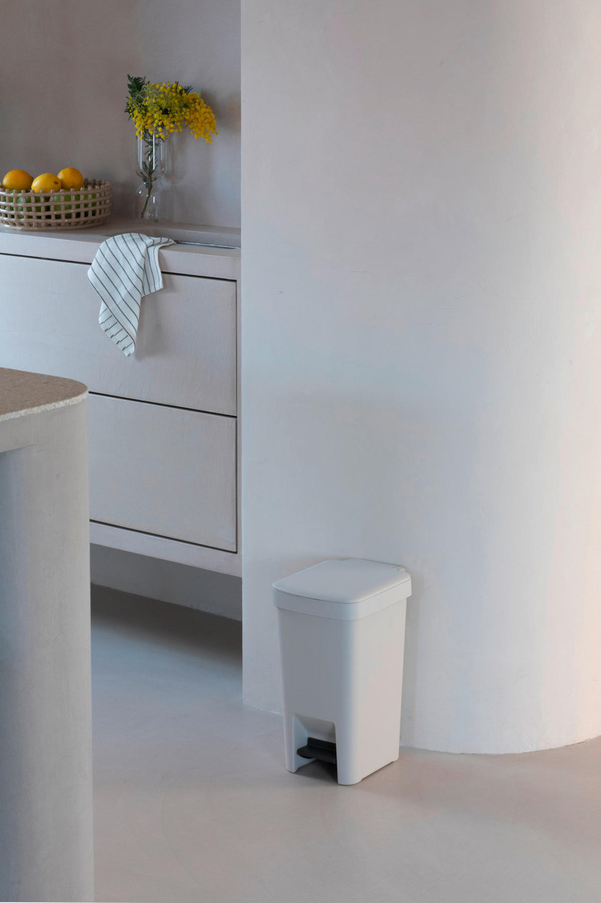 Pedalhink plast   - vit, Basics, plast (20,3/38,1/26,5cm) - Brabantia