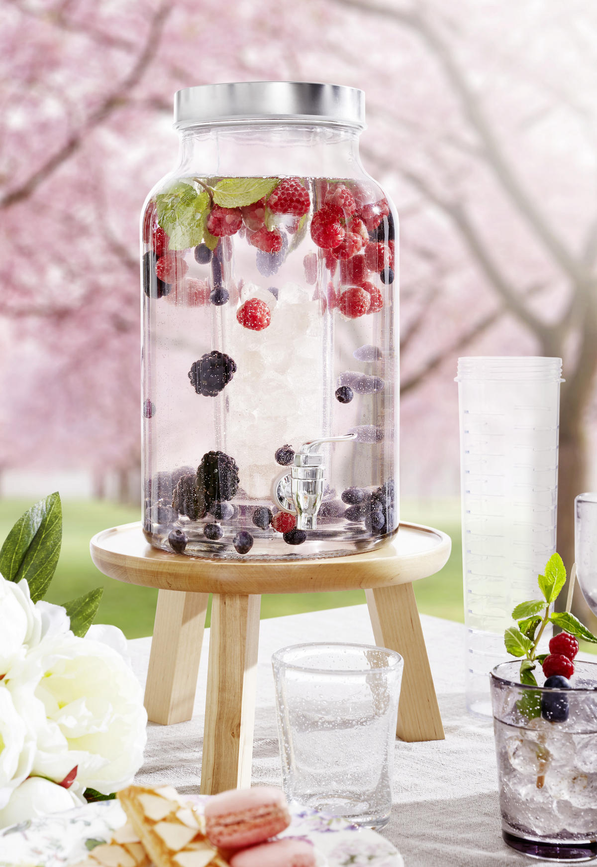 Dispenser bauturi 5,6 L  - culoare inox/transparent, Basics, plastic/sticlă (5,6l) - Novel