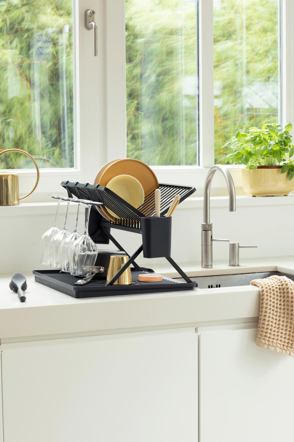 EDÉNYSZÁRÍTÓ TÁLCA - sötétszürke, Basics, műanyag/fém (2.136kg) - Brabantia