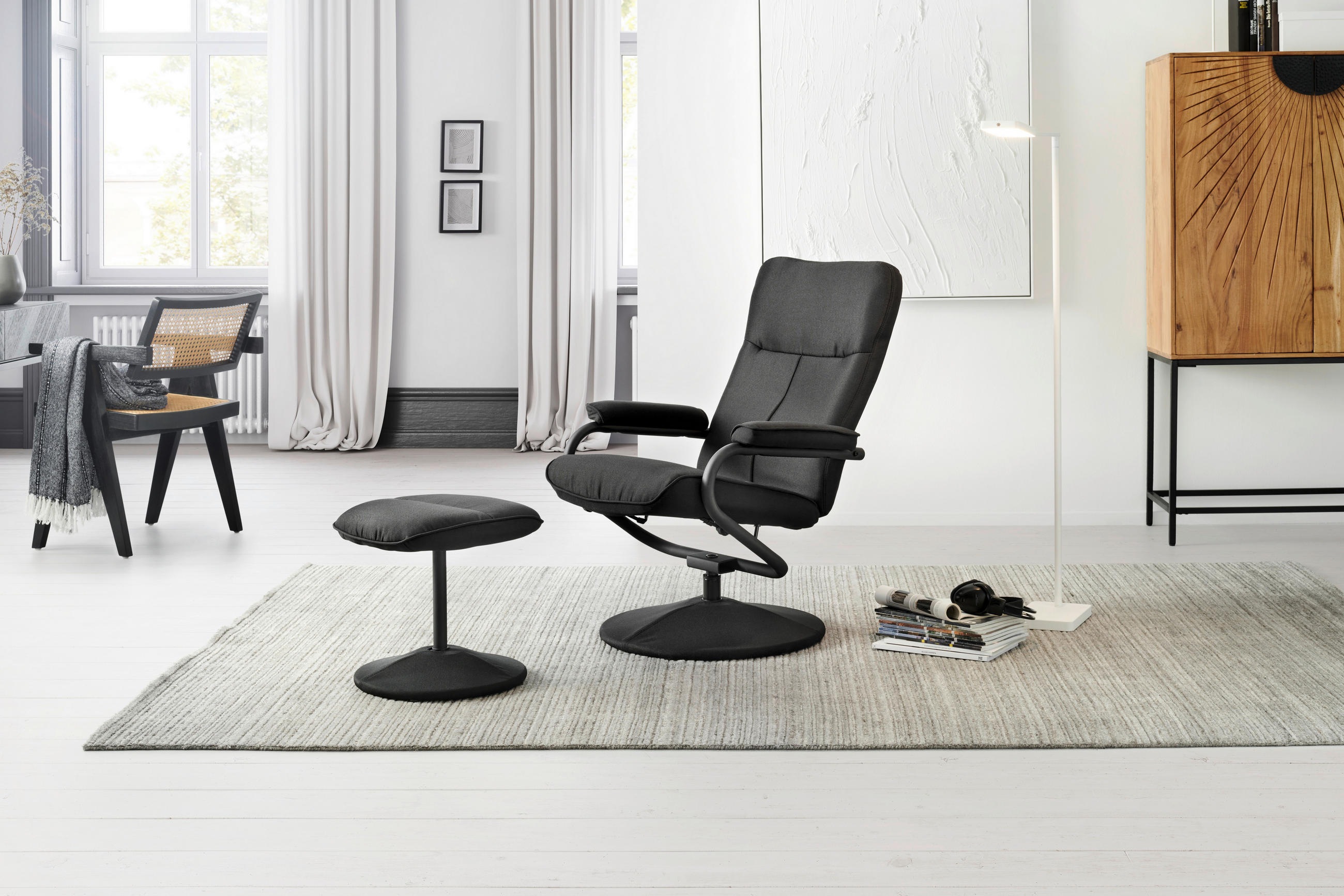 P & B RELAXAČNÍ KŘESLO S TABURETEM, textil, černá