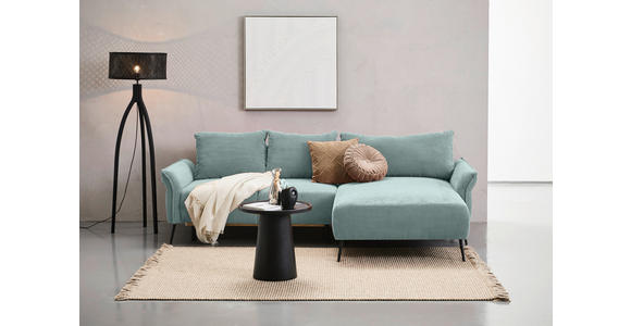 Carryhome ECKSOFA Mintgrün Chenille, links davon: Webteppich in schwarz, Decke in weiß, Stehleuchte in schwarz, Beistelltisch in schwarz in hellem Schlafzimmer.
