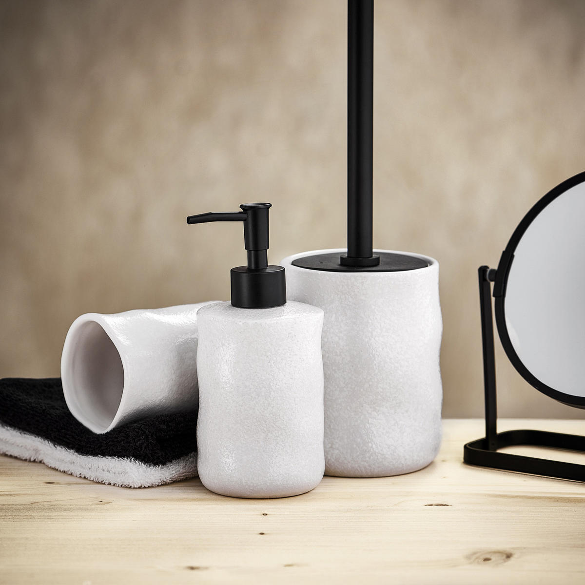 DOZATOR TEKUĆEG SAPUNA  bijela  keramika  CRINKLE  - bijela, Basics, keramika (8/17/8cm) - Kleine Wolke