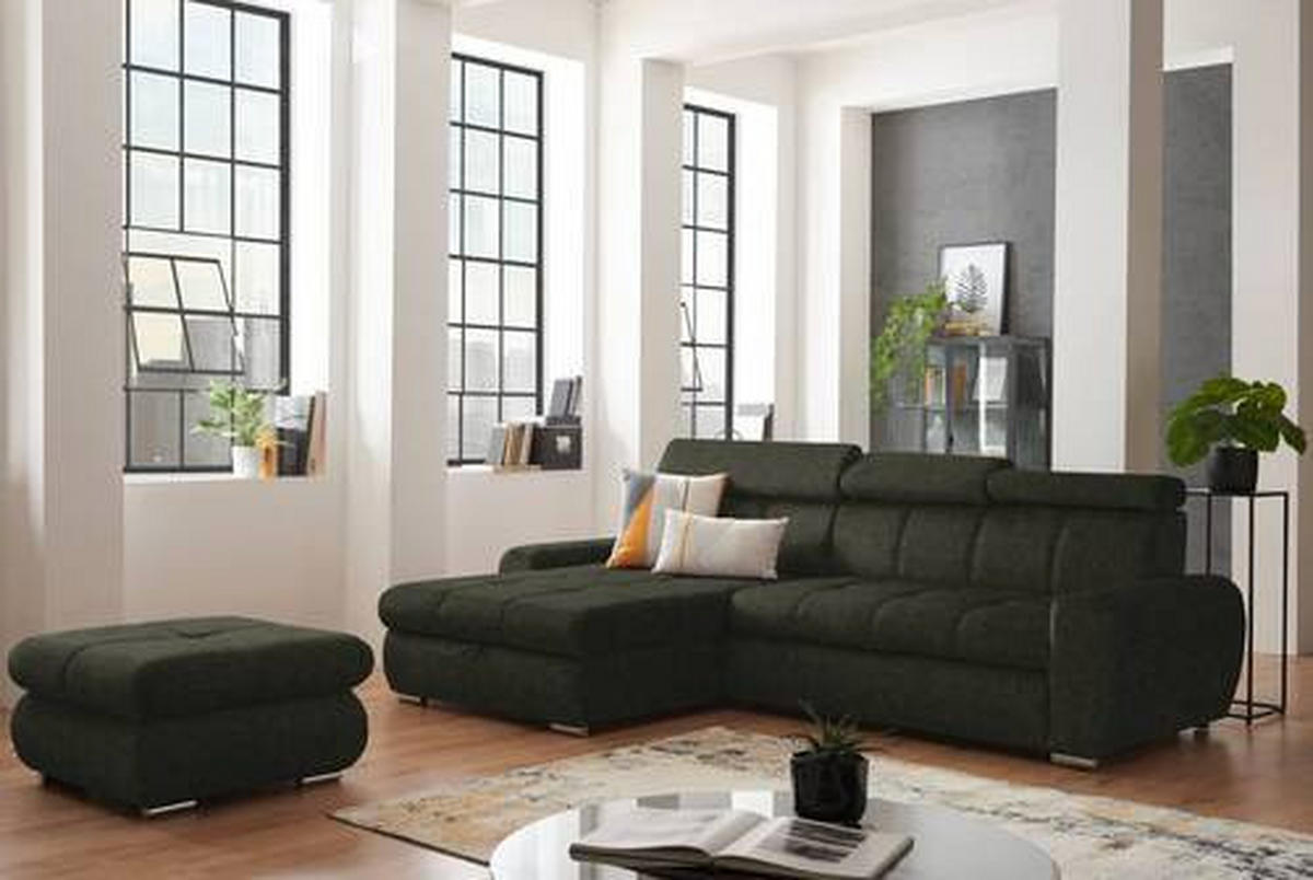 Stylife ECKSOFA Waldgrün Velours, links davon: Hochflorteppich, Topfpflanze, rechts davon: Beistelltisch in schwarz, Bild in hellem Wohnzimmer.
