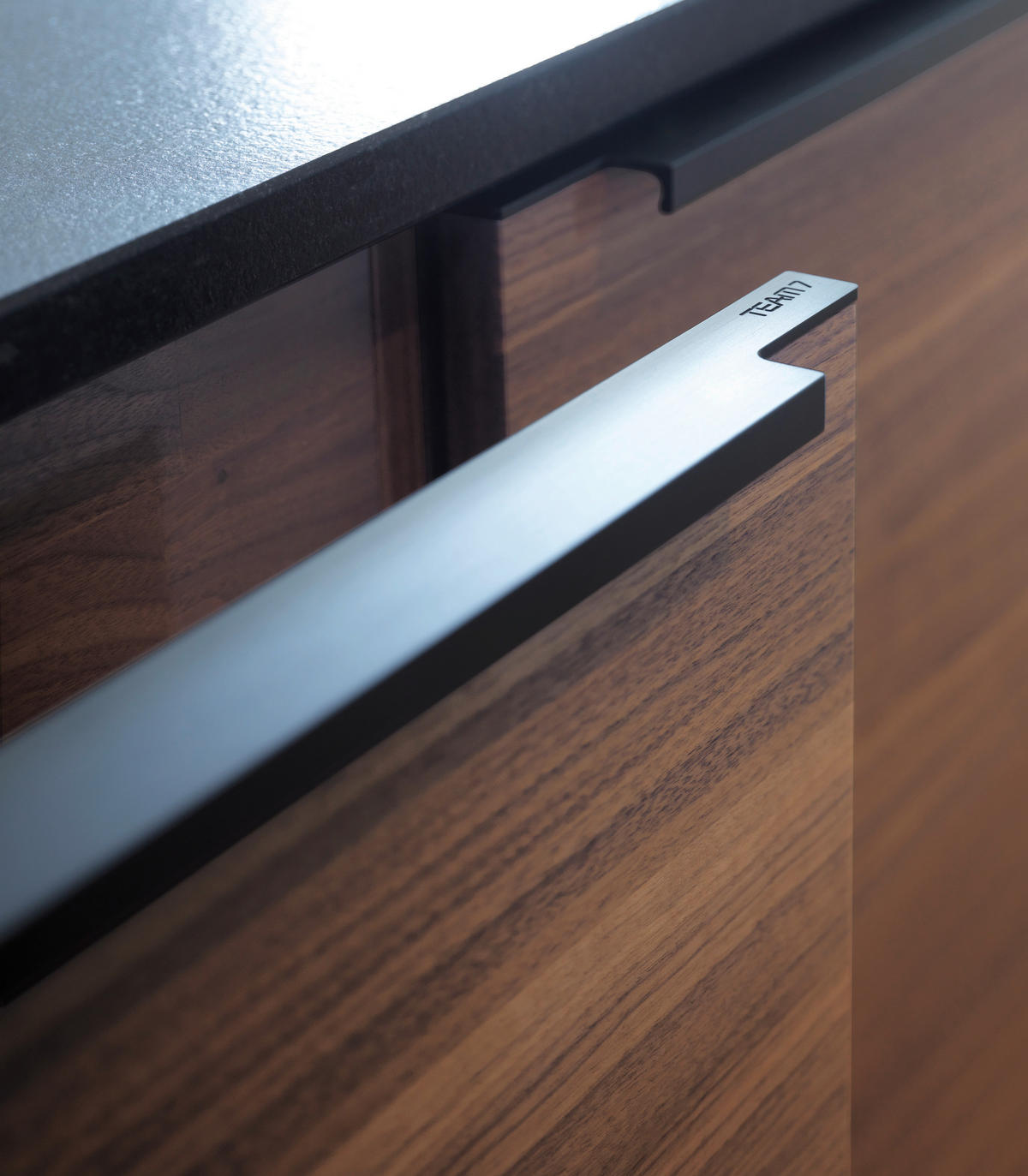 EINBAUKÜCHE   - Nussbaumfarben, Natur, Holz - TEAM 7