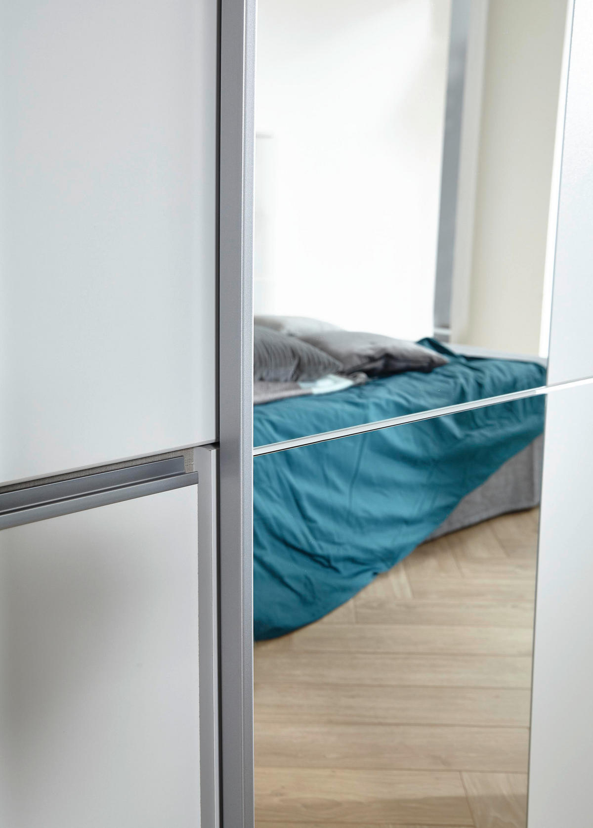SCHWEBETÜRENSCHRANK  in Weiß  - Alufarben/Weiß, MODERN, Holzwerkstoff (131/210/59cm) - Rauch Möbel