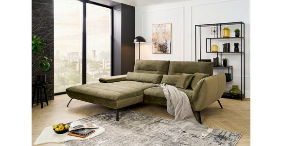 Carryhome ECKSOFA Olivgrün Webstoff, links davon: Webteppich, Lektüre in schwarz, rechts davon: Decke, Regal in hellem Wohnzimmer.