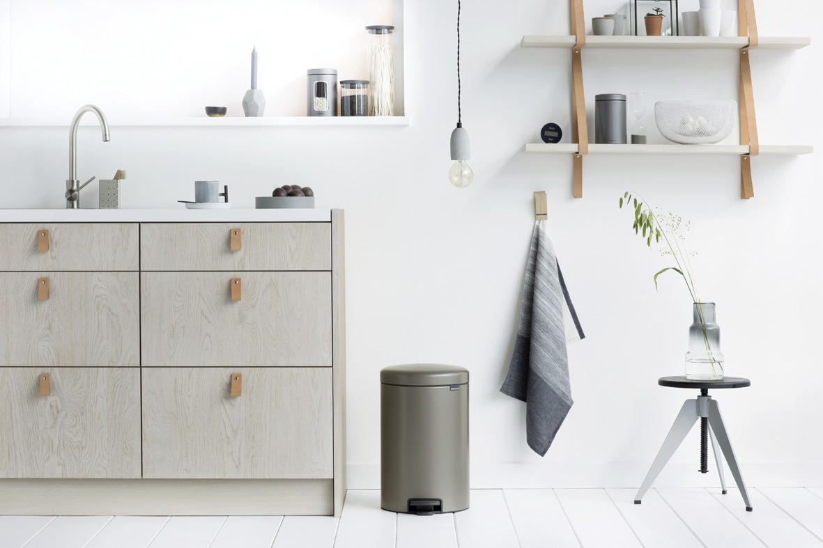KOŠ ZA SMETI - platinaste barve, Basics, kovina/umetna masa (29/46.7/38cm) - Brabantia