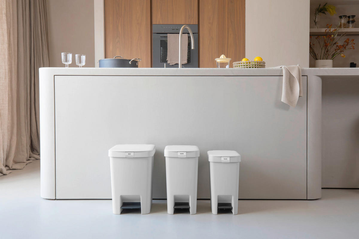 KOŠ ZA SMETI - bela, Basics, umetna masa (20.3/38.1/26.5cm) - Brabantia