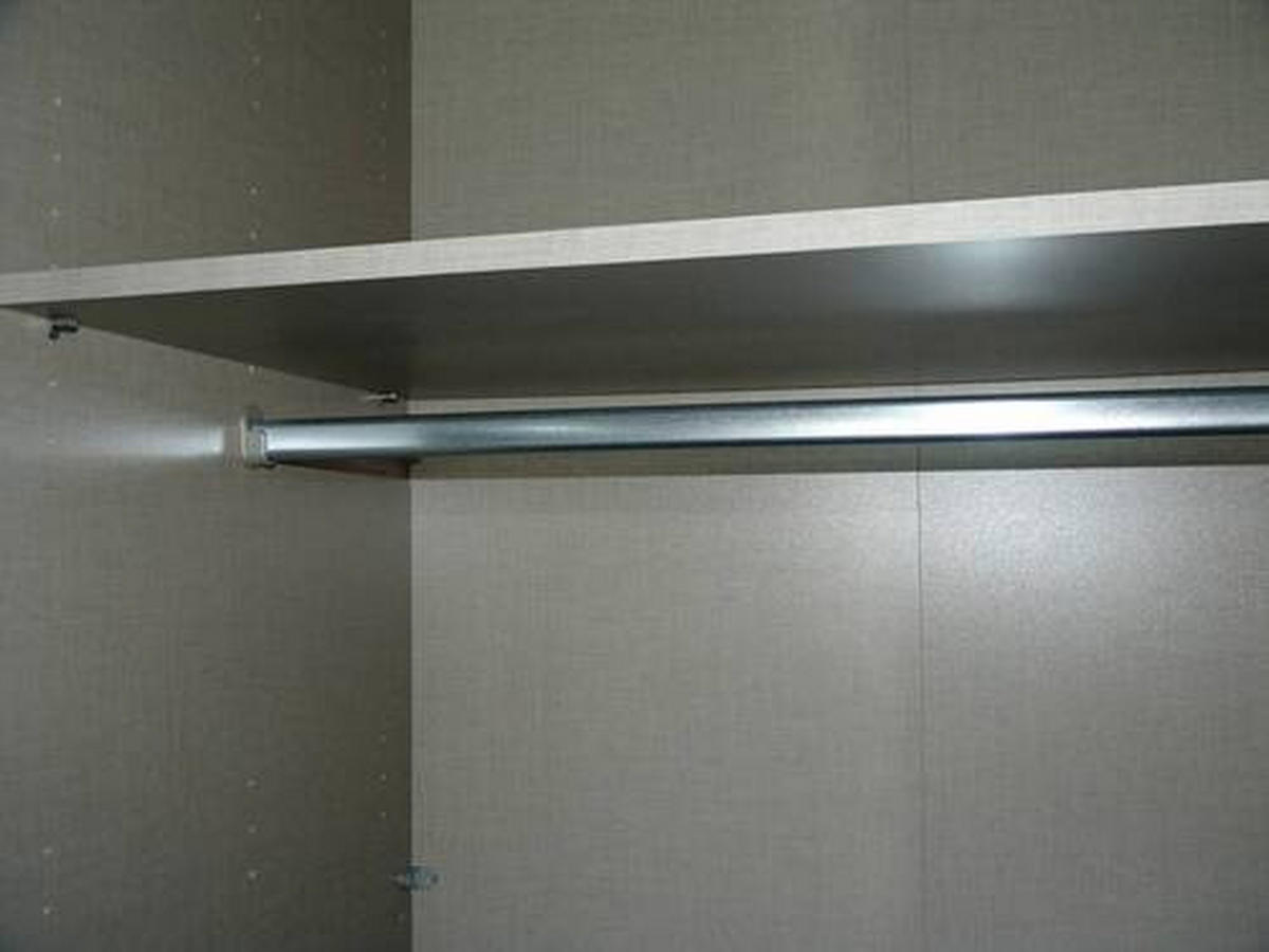 FÜGGESZTETT TOLÓAJTÓS SZEKRÉN magasfényű fehér  - alumínium színű/magasfényű fehér, Konventionell, faalapú anyag/fém (218/210/59cm) - Rauch Möbel