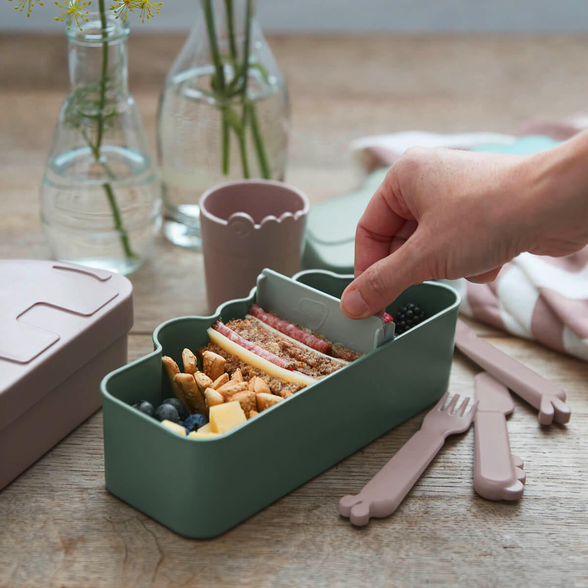 LUNCHBOX - Salbeigrün/Hellgrün, Basics, Kunststoff (10,4/21,3/6,2cm) - done by deer