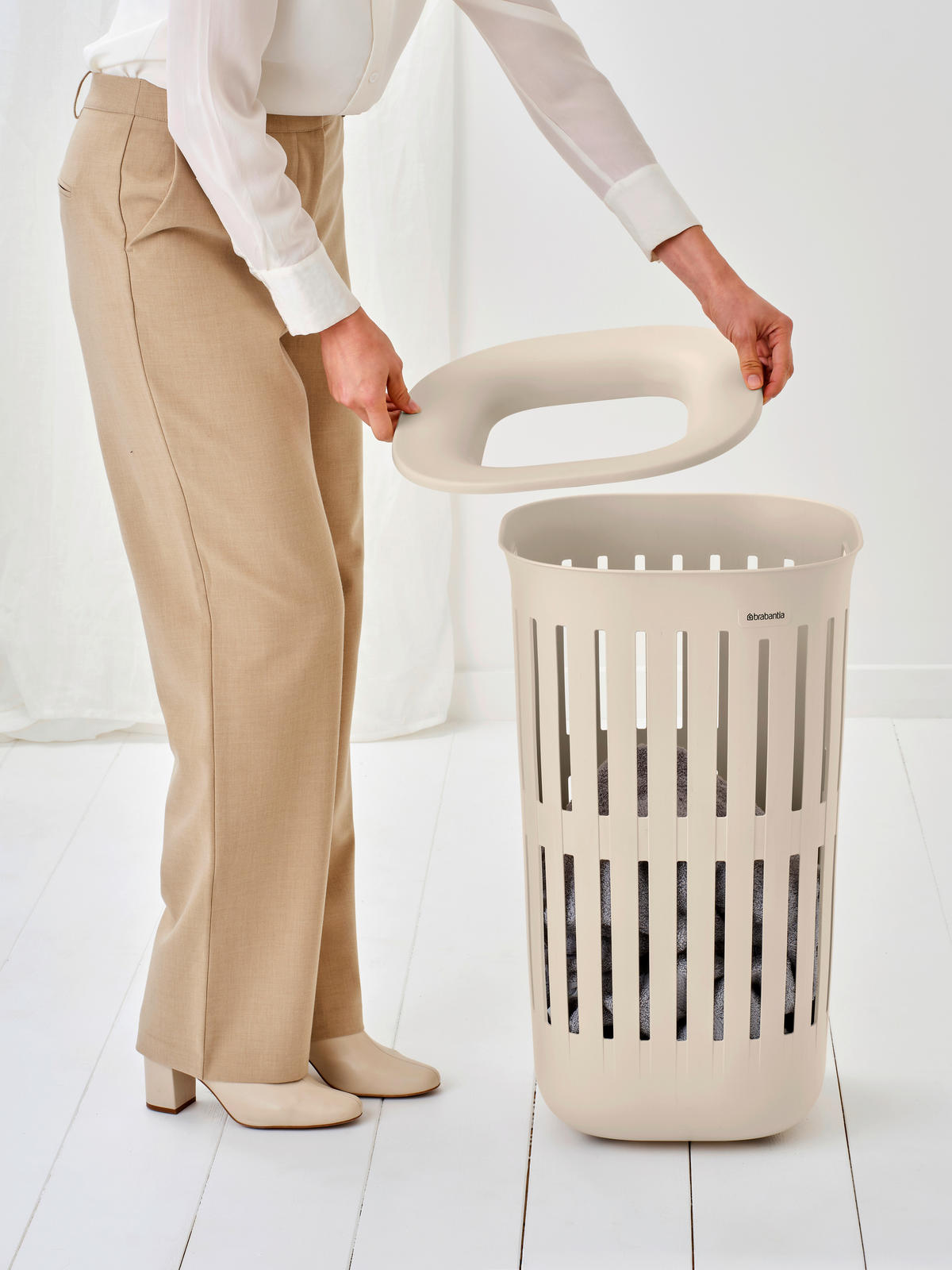 RUHÁSKOSÁR - bézs, Basics, műanyag (55l) - Brabantia