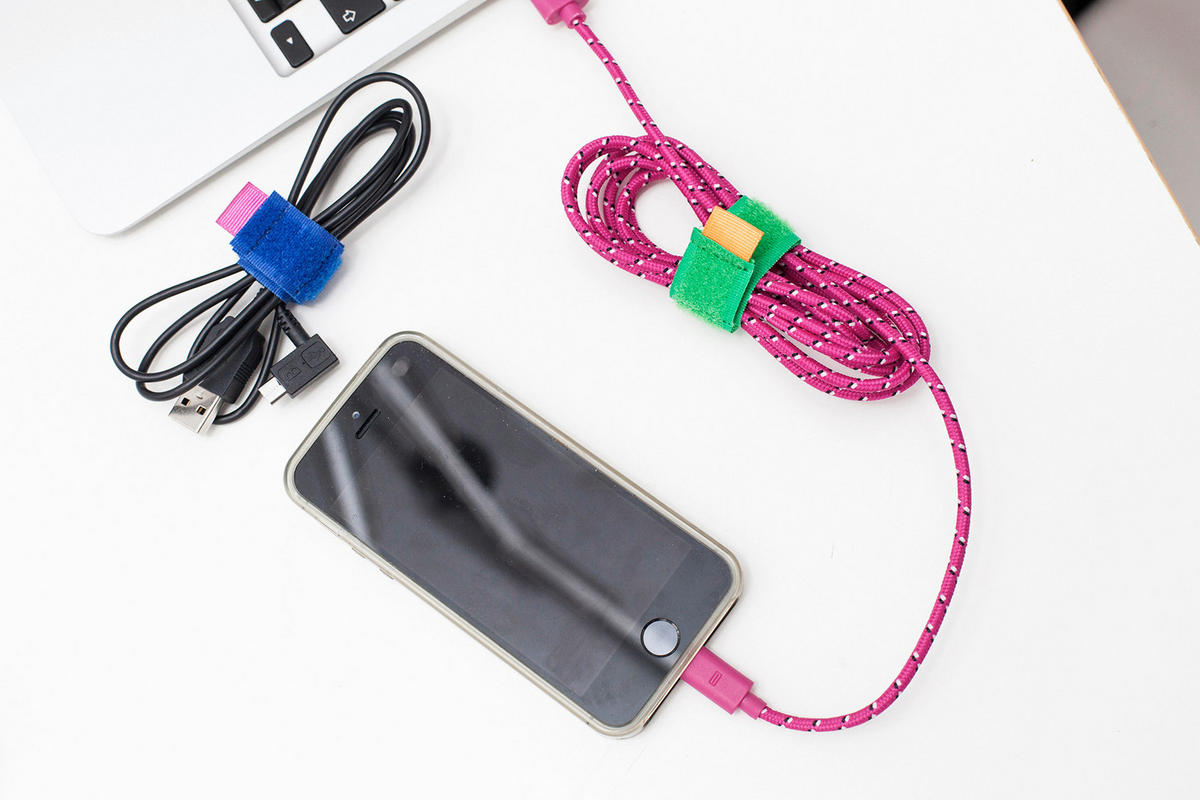 DRŽAČ KABELA - višebojno, Basics, plastika (1,5/20/6,5cm) - Kikkerland