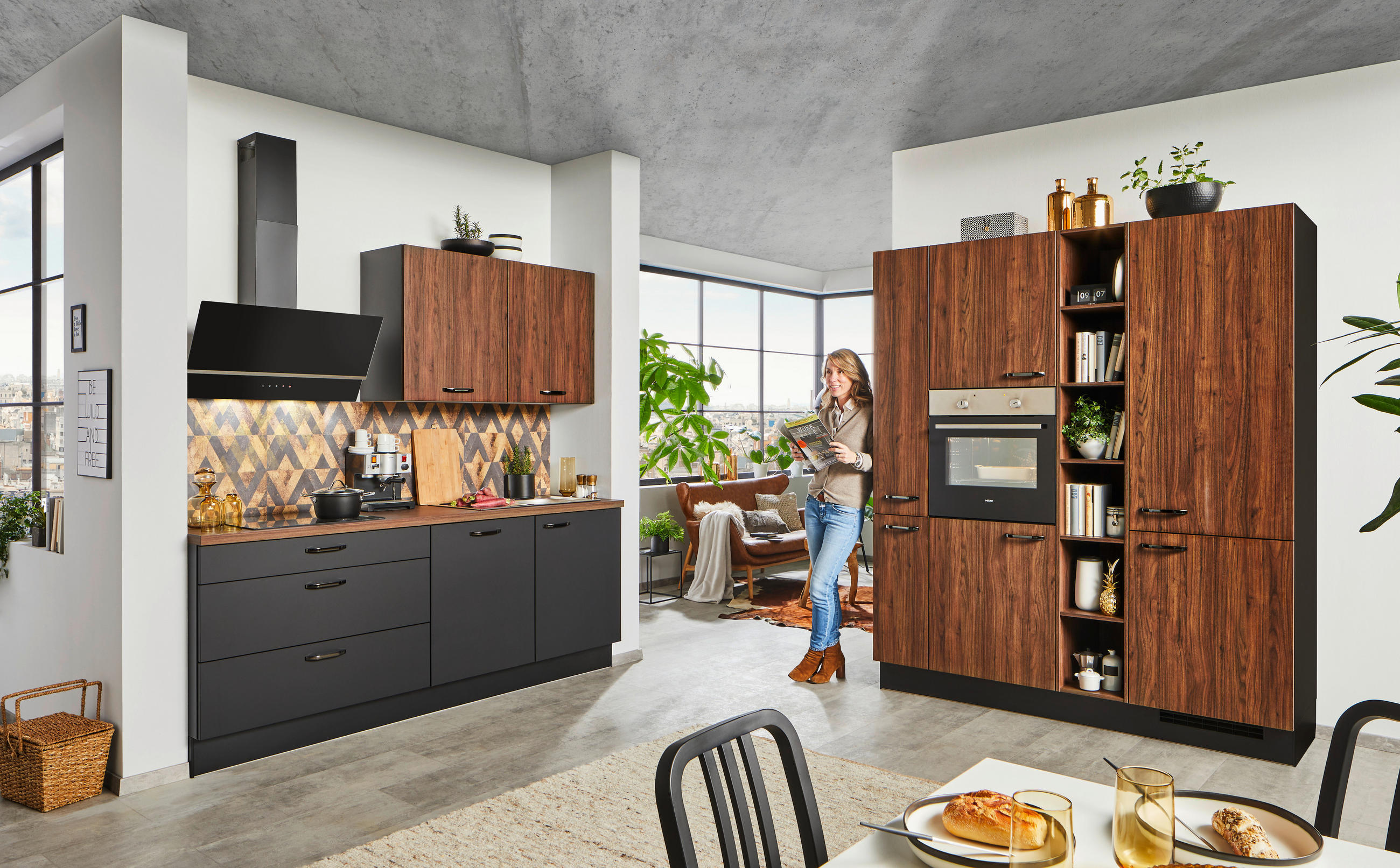 KUCHYNĚ NA MÍRU RILEY - černá/barvy ořechu, Design, kompozitní dřevo - Celina