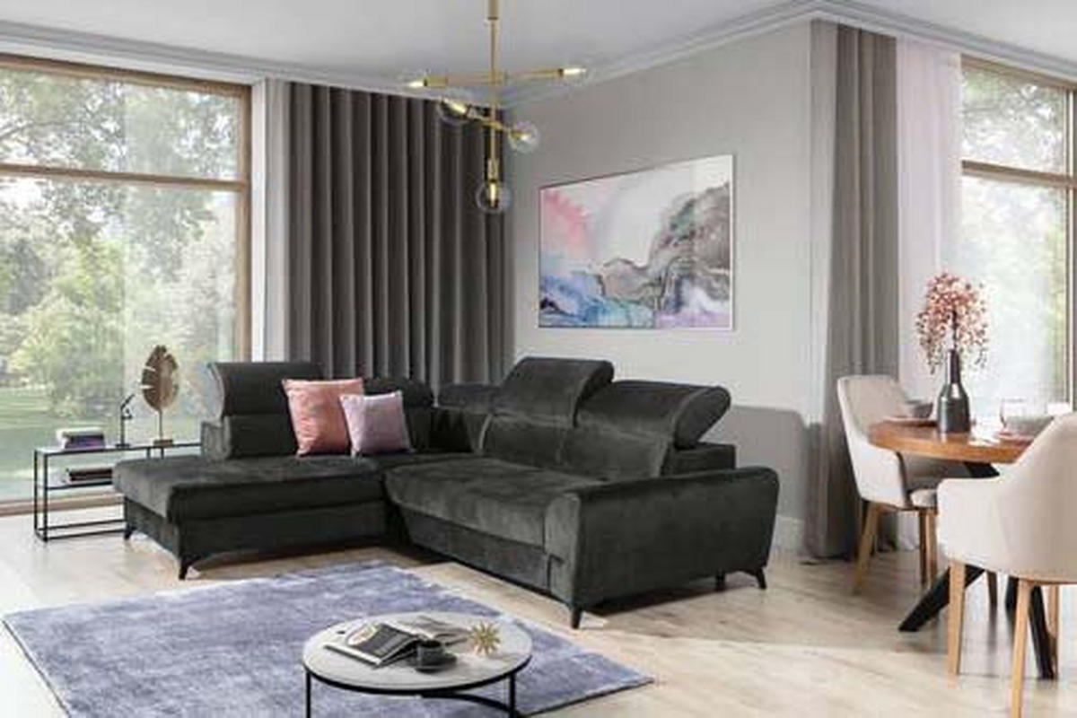 MID.YOU ECKSOFA Schwarz Velours, links davon: Hochflorteppich, rechts davon: Beistelltisch, Tischgruppe, Gardine in hellem Wohnzimmer.