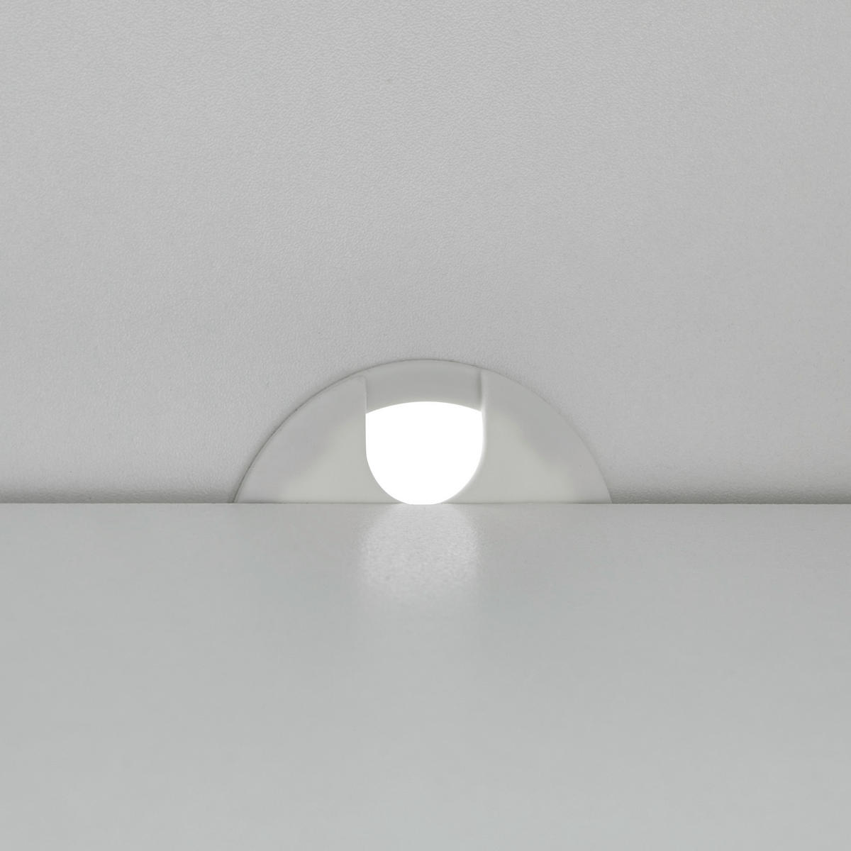 NÍZKÁ KOMODA, bílá, 132/46/41 cm - bílá/černá, Moderní, kov/kompozitní dřevo (132/46/41cm) - P & B
