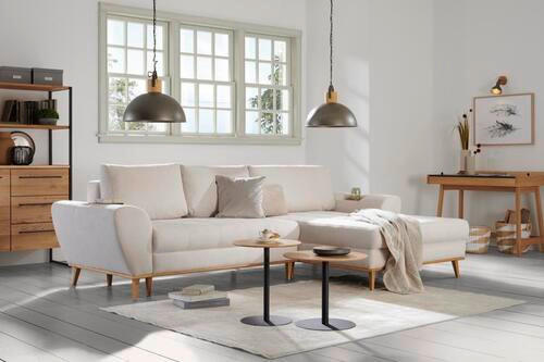 Carryhome ECKSOFA Schwarz Webstoff, rechts davon: Hochflorteppich, Beistelltisch, Sitzbank, Decke in weiß in hellem Wohn-Esszimmer.