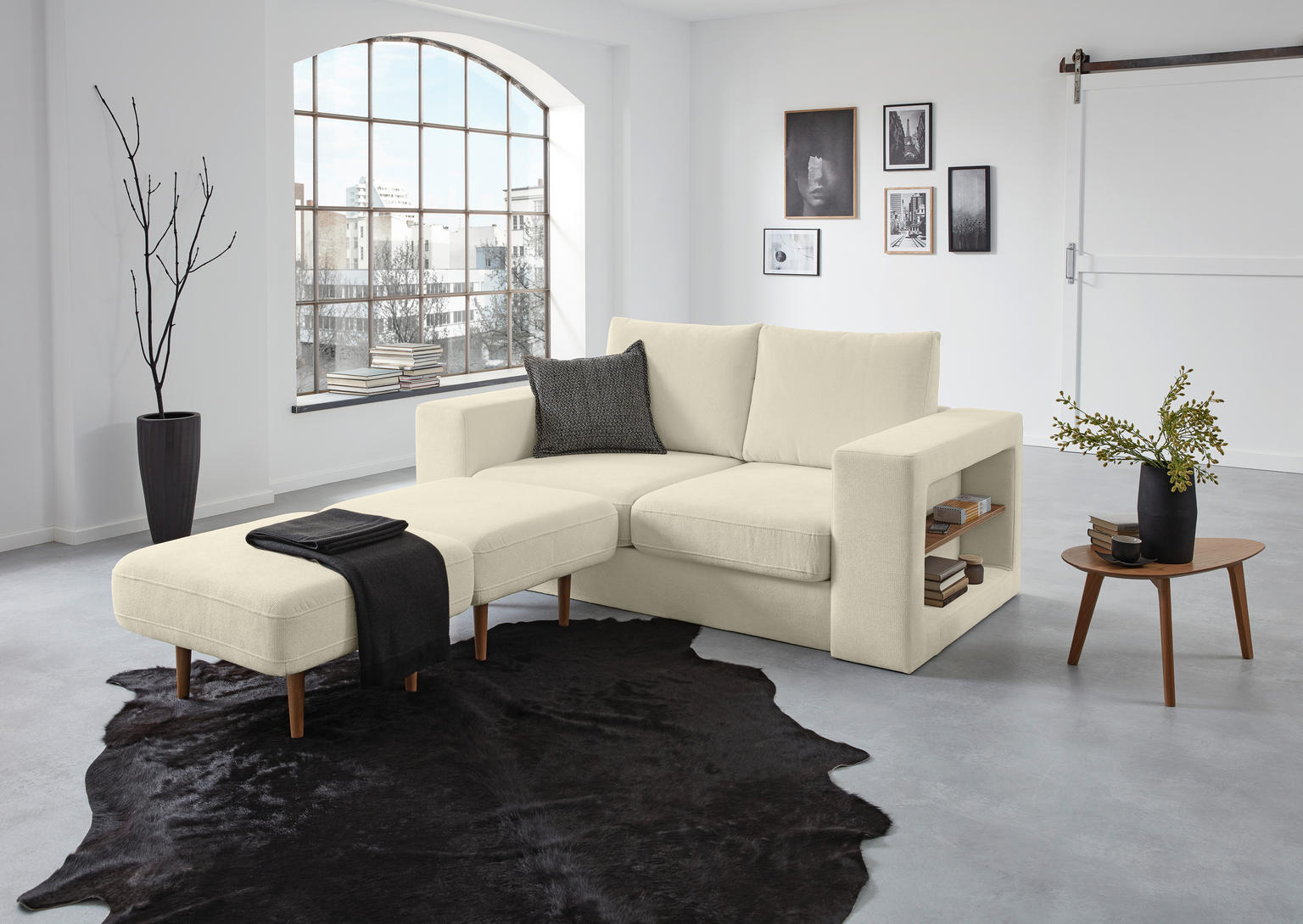 ZWEISITZER-SOFA inkl. Hocker Webstoff Creme - Einrichtungsbeispiel