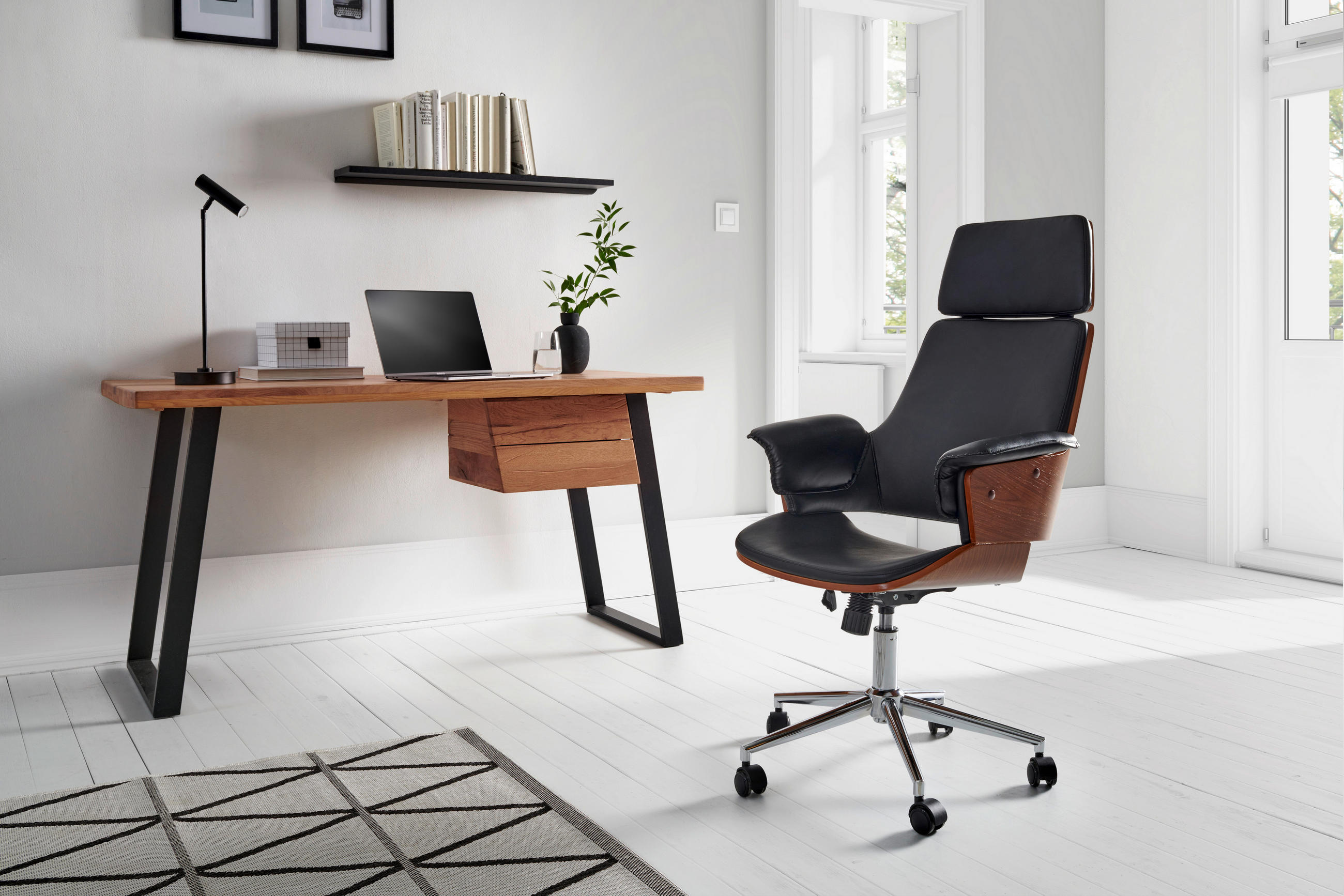 CHEFSESSEL Lederlook Schwarz, Chromfarben, Walnussfarben  - Chromfarben/Walnussfarben, MODERN, Holz/Kunststoff (67/113-123/64cm) - Livetastic