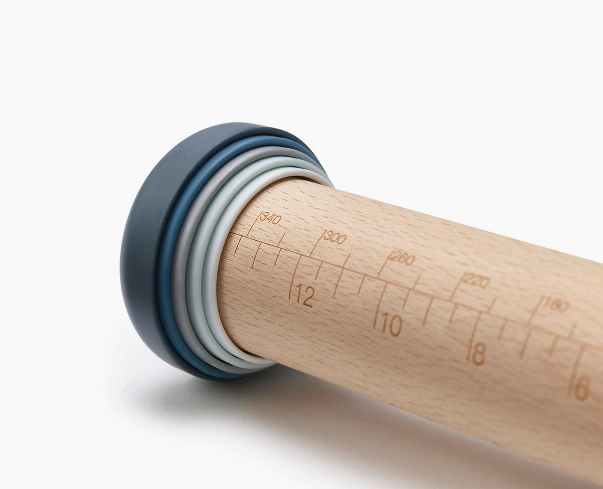 TÉSZTALAPÍTÓ HENGER - kék/világosbarna, Basics, műanyag/fa (42/6,4cm) - Joseph Joseph