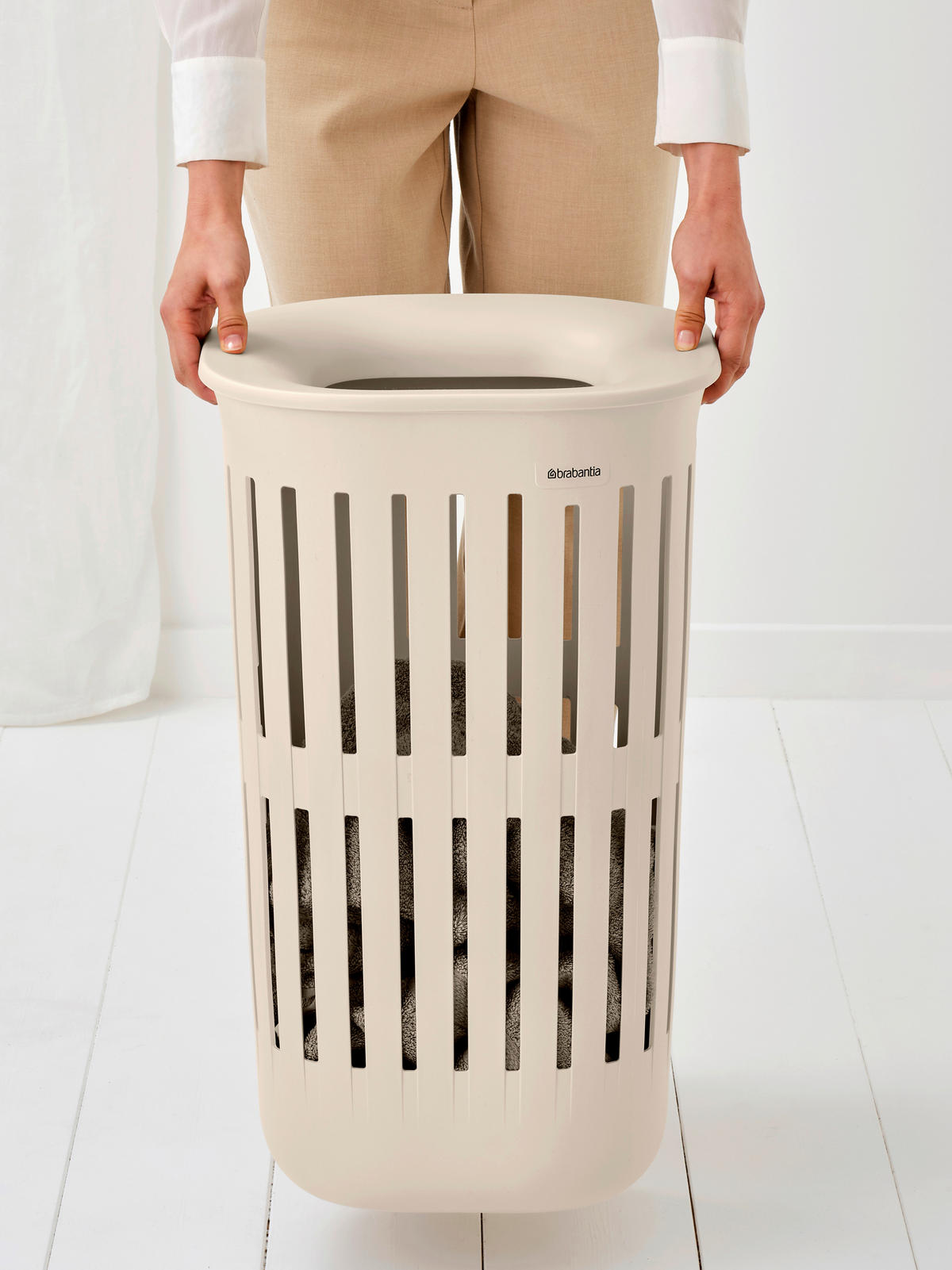 RUHÁSKOSÁR - bézs, Basics, műanyag (55l) - Brabantia