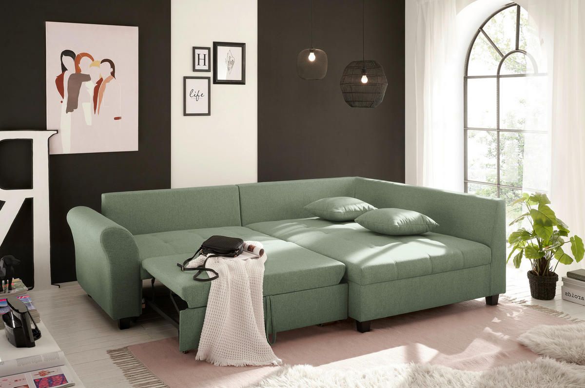 Livetastic ECKSOFA Grün Webstoff, links davon: Decke, rechts davon: Kunstfell, Kissen in grün, Topfpflanze in grün in hellem Schlafzimmer.