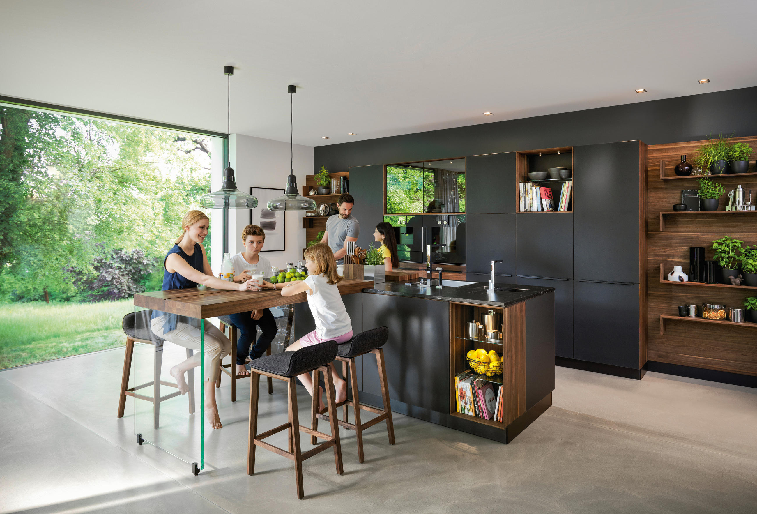 EINBAUKÜCHE LINEE BLACKLINE  - Nussbaumfarben/Schwarz, Design, Glas/Holz - Team 7