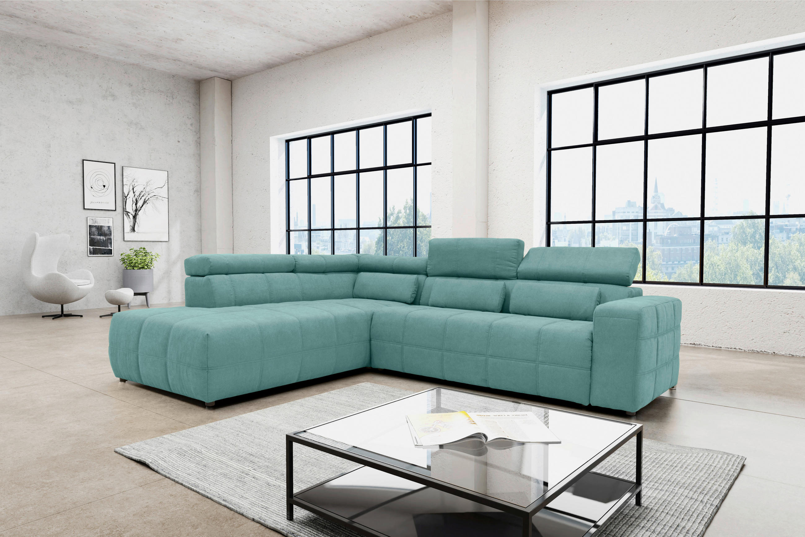 MID.YOU ECKSOFA Mintgrün Mikrofaser, links davon: Stuhl in weiß, Bild in weiß, rechts davon: Webteppich, Couchtisch in hellem Wohnzimmer.