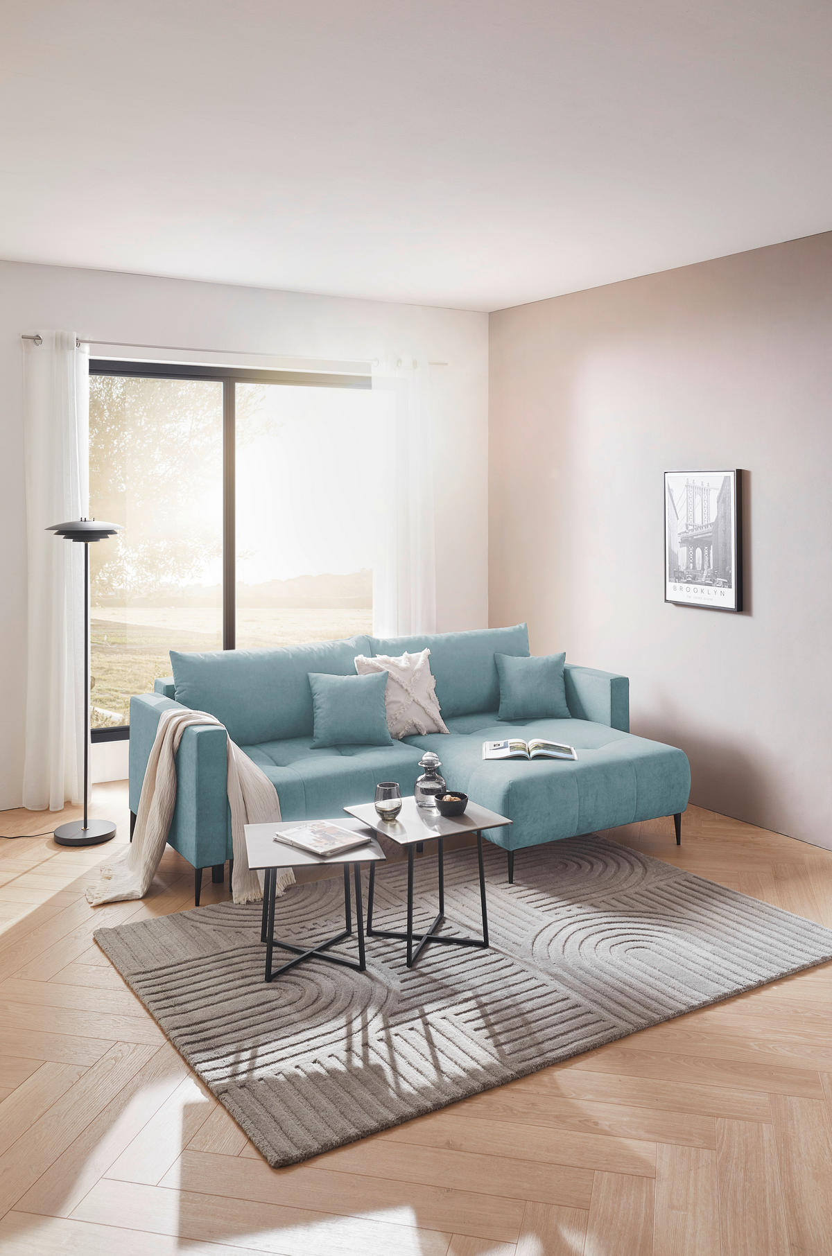 Carryhome ECKSOFA Mintgrün Velours, rechts davon: Webteppich, Couchtisch, Lektüre in weiß, Kissen in hellem Wohnzimmer.