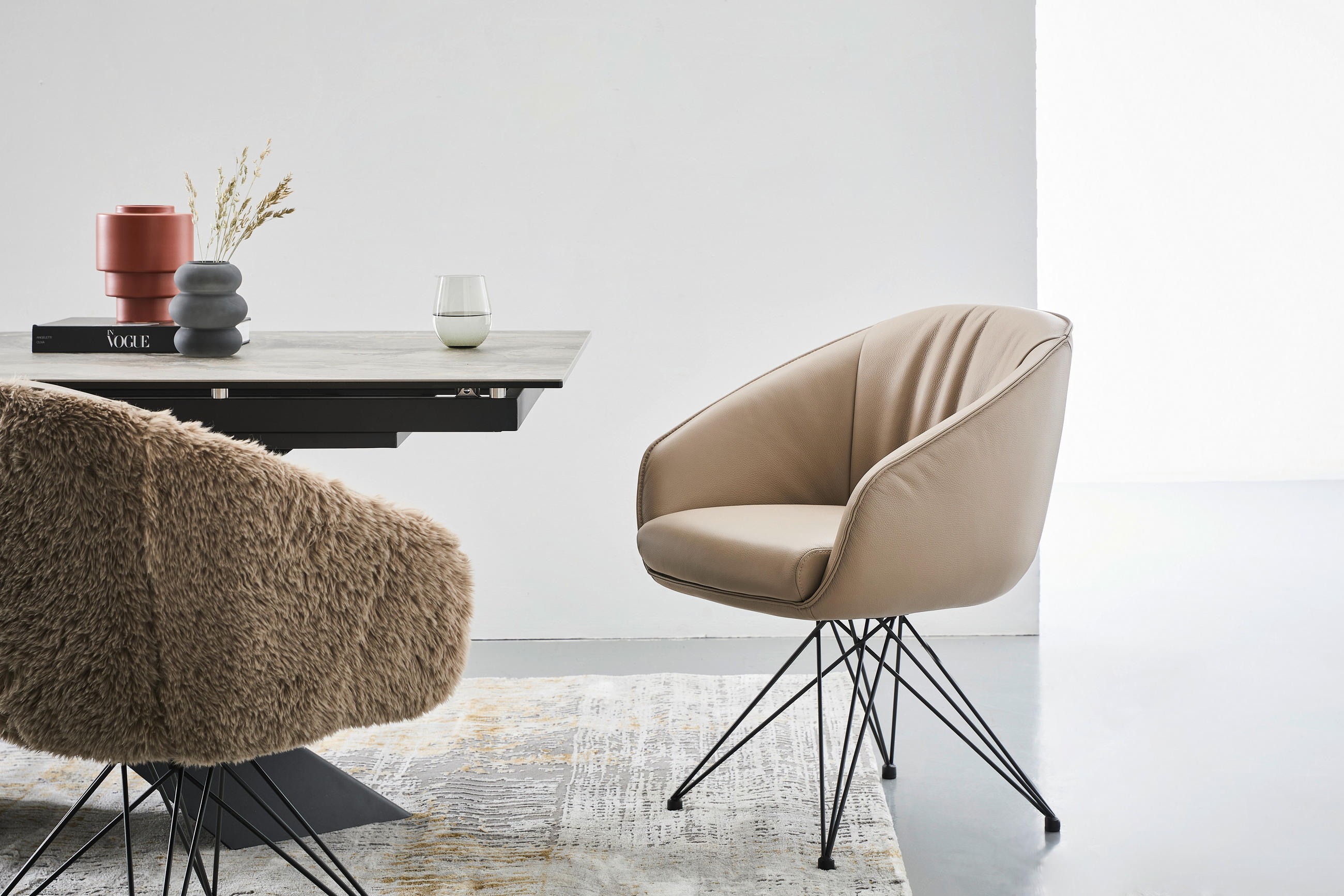 STOL MED ARMSTÖD järn äkta läder pigmenterad  - svart/taupe, Design, metall/läder (59,5/83,5/63,5cm) - Emilio Belluti