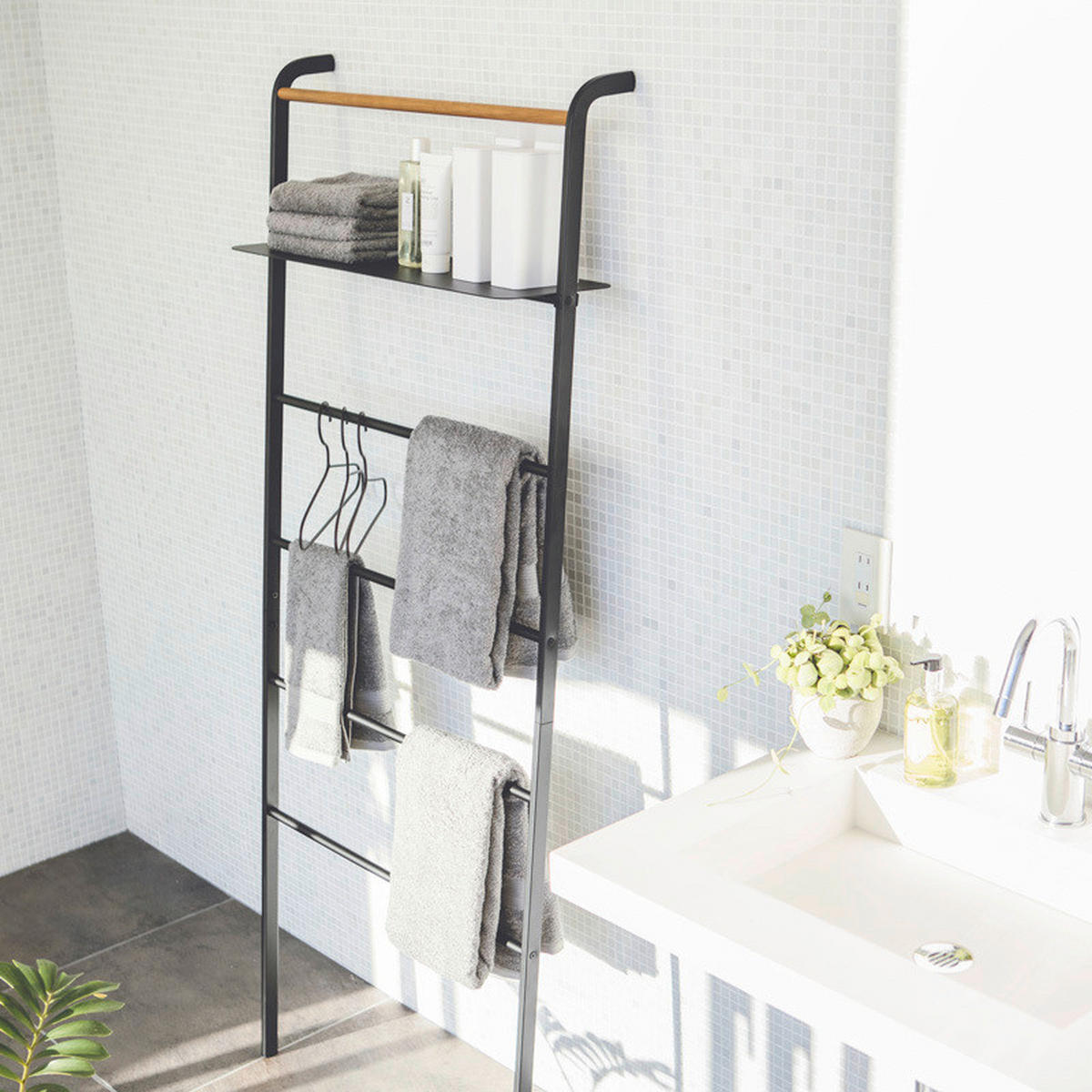 GARDEROBE  - Schwarz, Basics, Metall