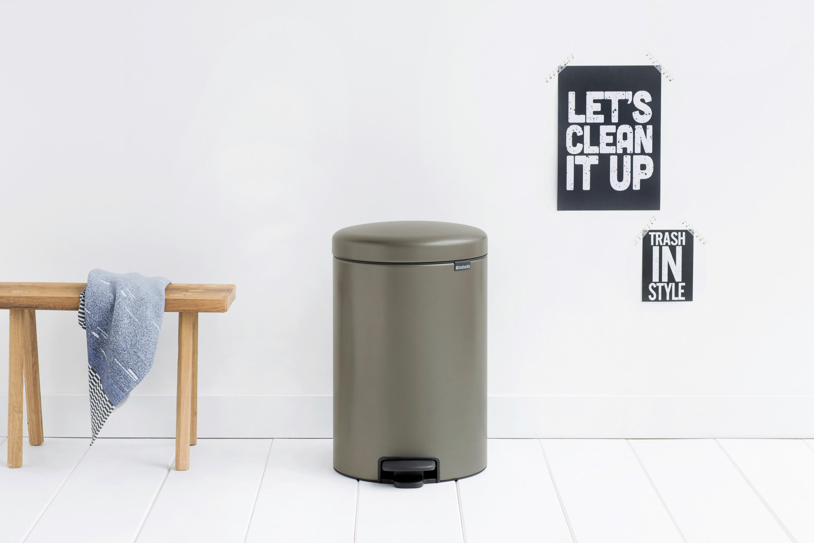 BILLENŐFEDELES SZEMETESVÖDÖR 20 l  - fekete/platinaszürke, Basics, műanyag/fém (46,7/29/38cm) - Brabantia
