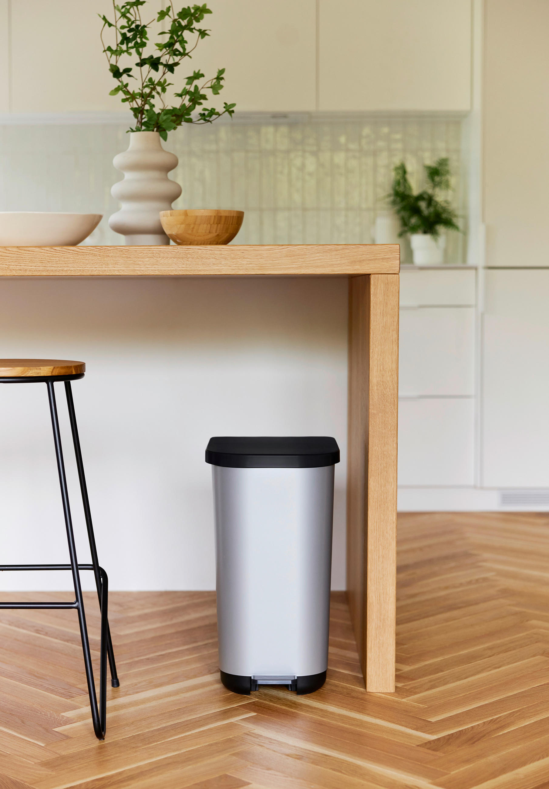 Thumbnail - Rotho Treteimer Ribo, Schwarz, Silber, Kunststoff, 35 L, 28.5x51.3x40 cm, Reach, DIN EN ISO 14001, DIN EN ISO 9001, Küch...