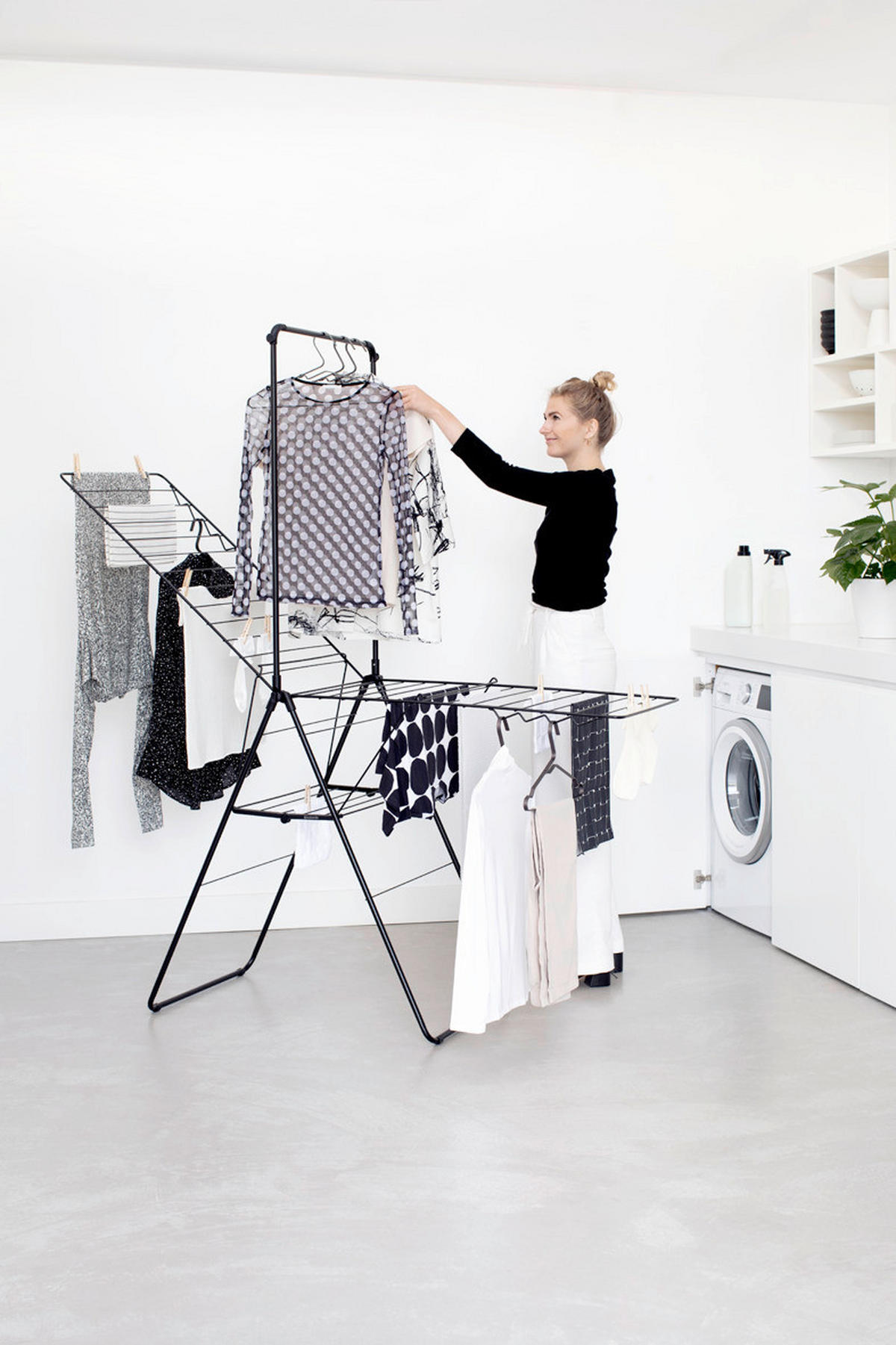 VERTIKÁLNY SUŠIAK NA BIELIZEŇ - čierna, Design, kov (66,1/98,9cm) - Brabantia