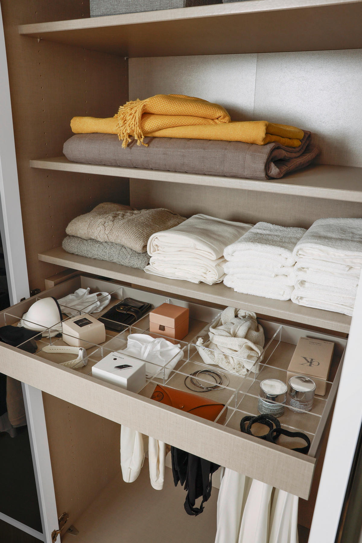 DREHTÜRENSCHRANK in Grau, Weiss  - Weiss/Grau, Trend, Glas/Holzwerkstoff (151/235/60cm) - Novel