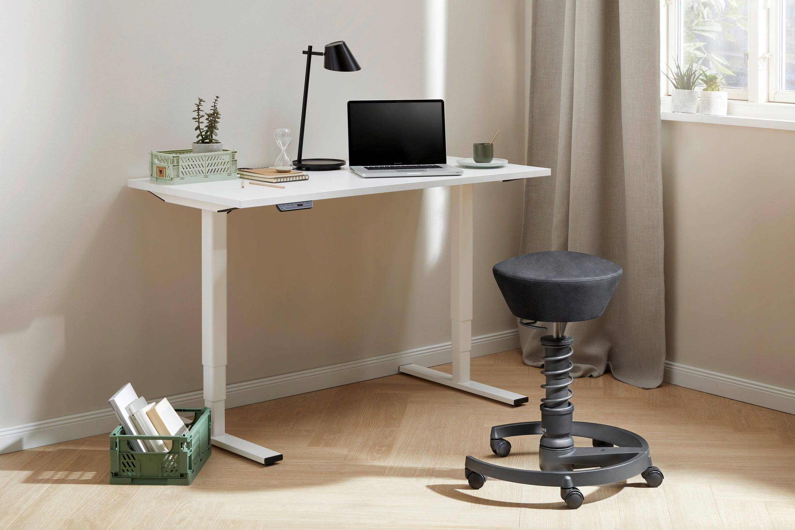 SCHREIBTISCH 135/68/56-124 cm  in Weiß  - Alufarben/Weiß, Design, Holzwerkstoff/Metall (135/68/56-124cm) - Voleo