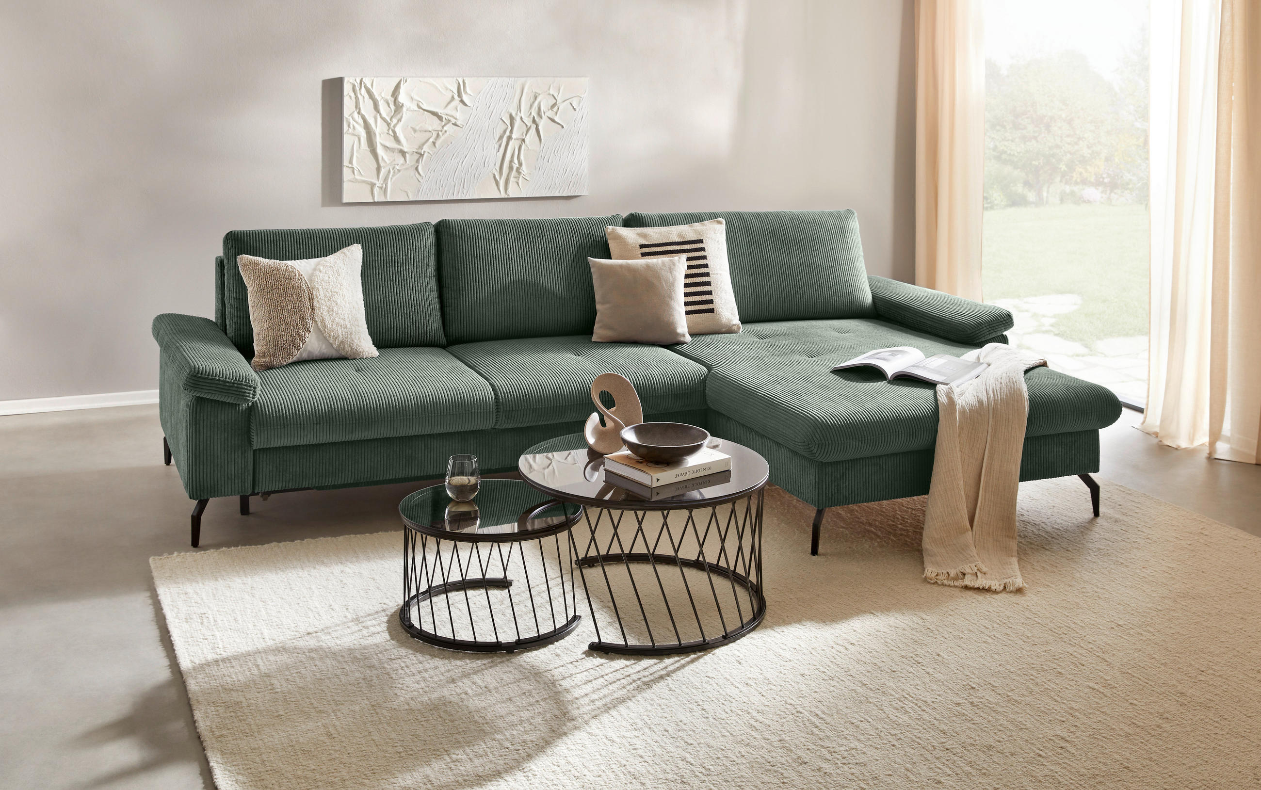 Venda ECKSOFA Olivgrün Cord, Velours, links davon: Bild in weiß, rechts davon: Hochflorteppich, Beistelltisch, Decke in hellem Wohnzimmer.