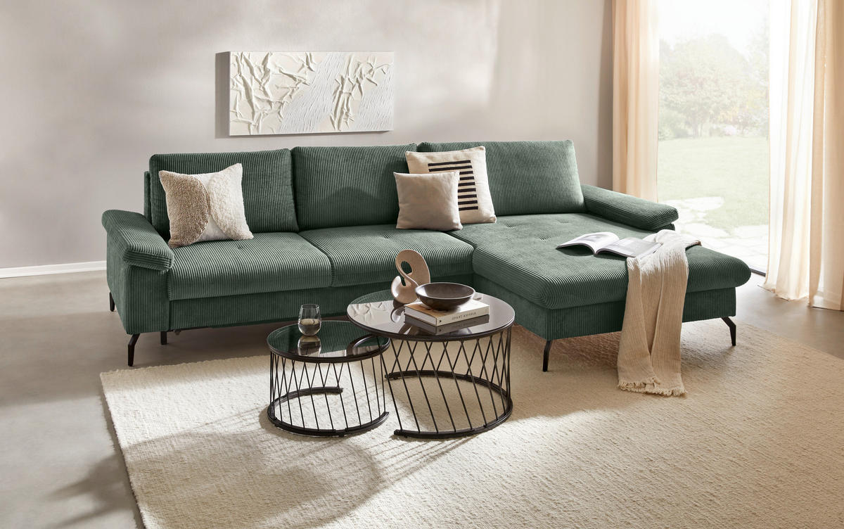 Venda ECKSOFA Olivgrün Cord, Velours, links davon: Bild in weiß, rechts davon: Hochflorteppich, Beistelltisch, Decke in hellem Wohnzimmer.