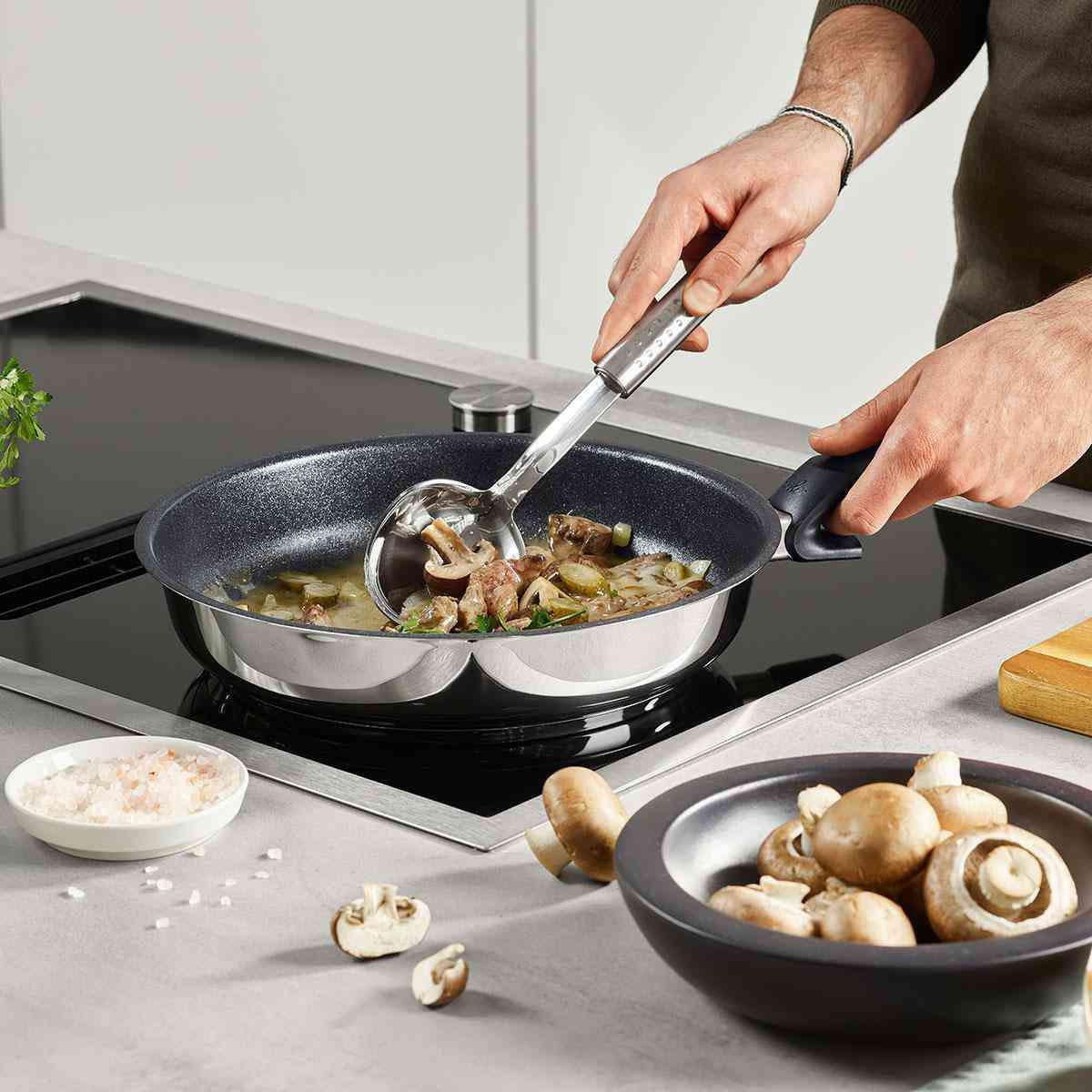 PÁNEV NA SMAŽENÍ  28 cm  - barvy stříbra, Basics, kov (28cm) - Fissler