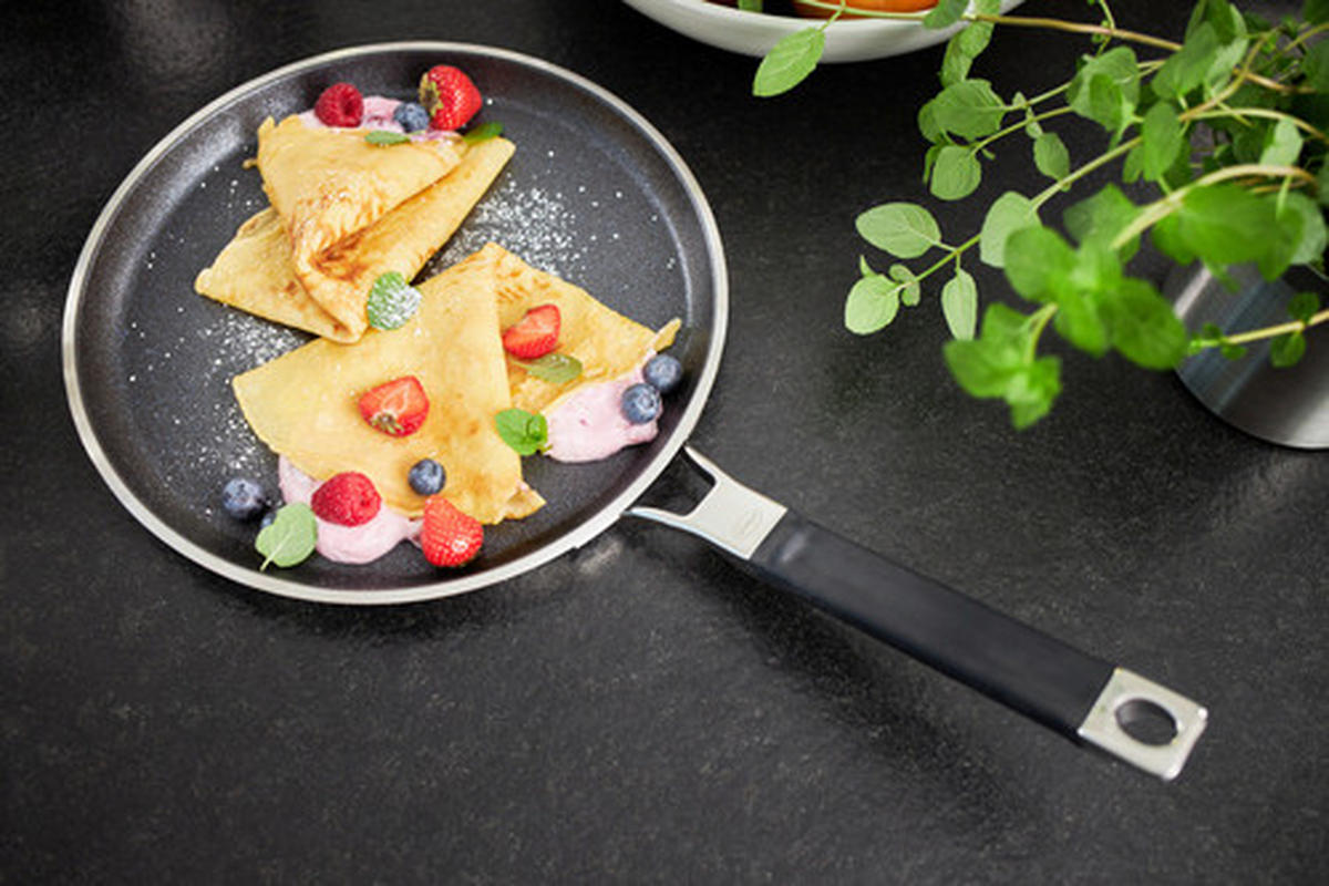 PANVICA NA CRÊPES, 28 cm  - čierna/farba ušľachtilej ocele, Basics, kov (28cm) - Rösle