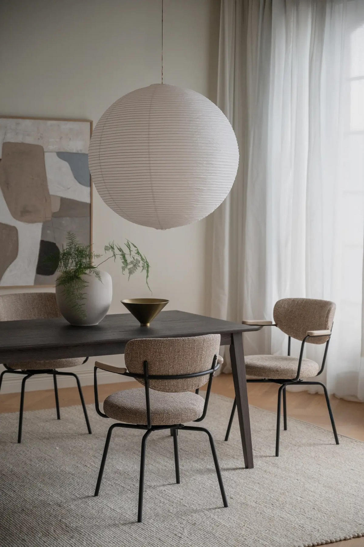 STOL MED ARMSTÖD  stapelbar, 360° vridbar sits   - beige/svart, Klassisk, metall/trä (62/81/60cm) - Rowico