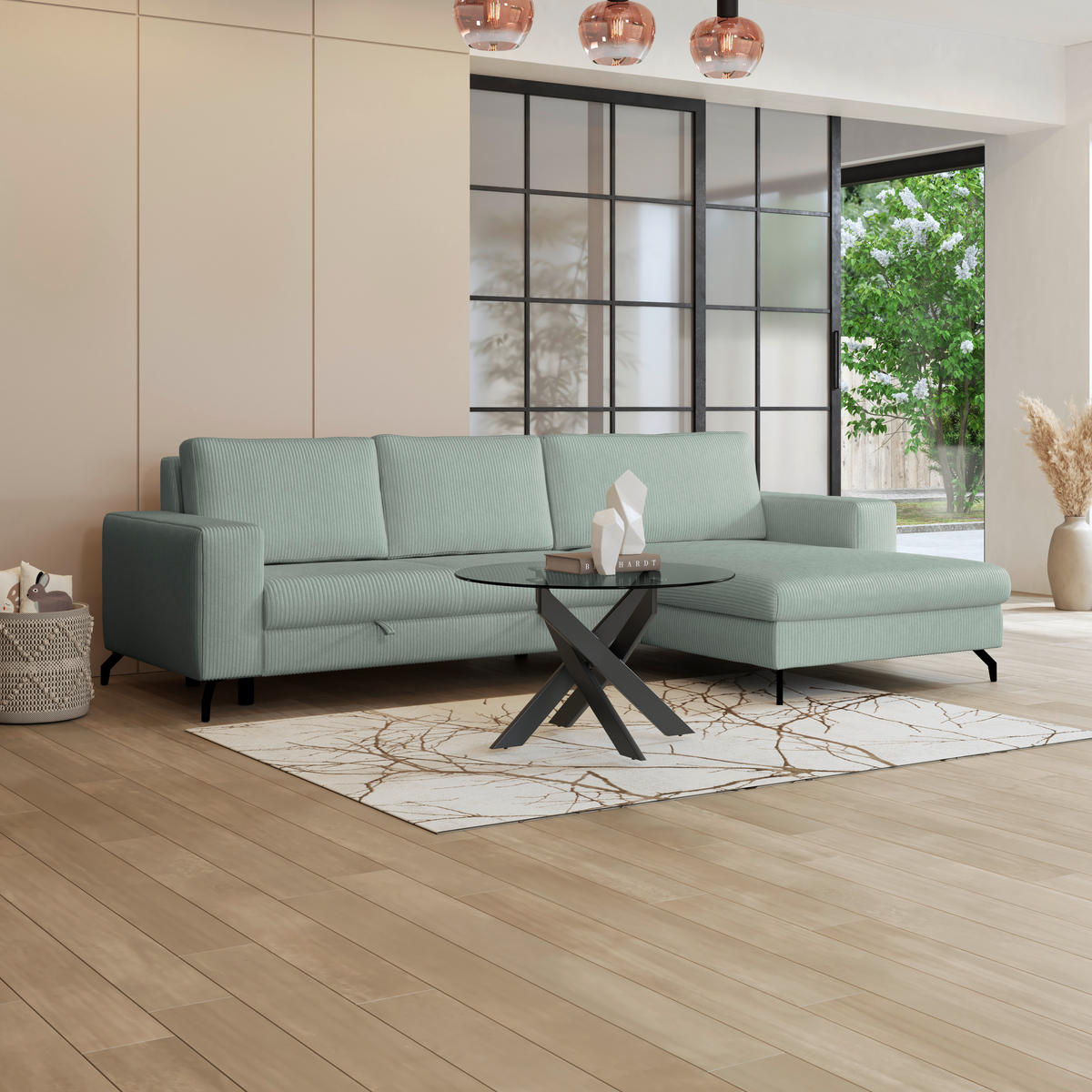 P & B ECKSOFA Salbeigrün, links davon: Lektüre, rechts davon: Hochflorteppich, Vase in hellem Wohnzimmer.