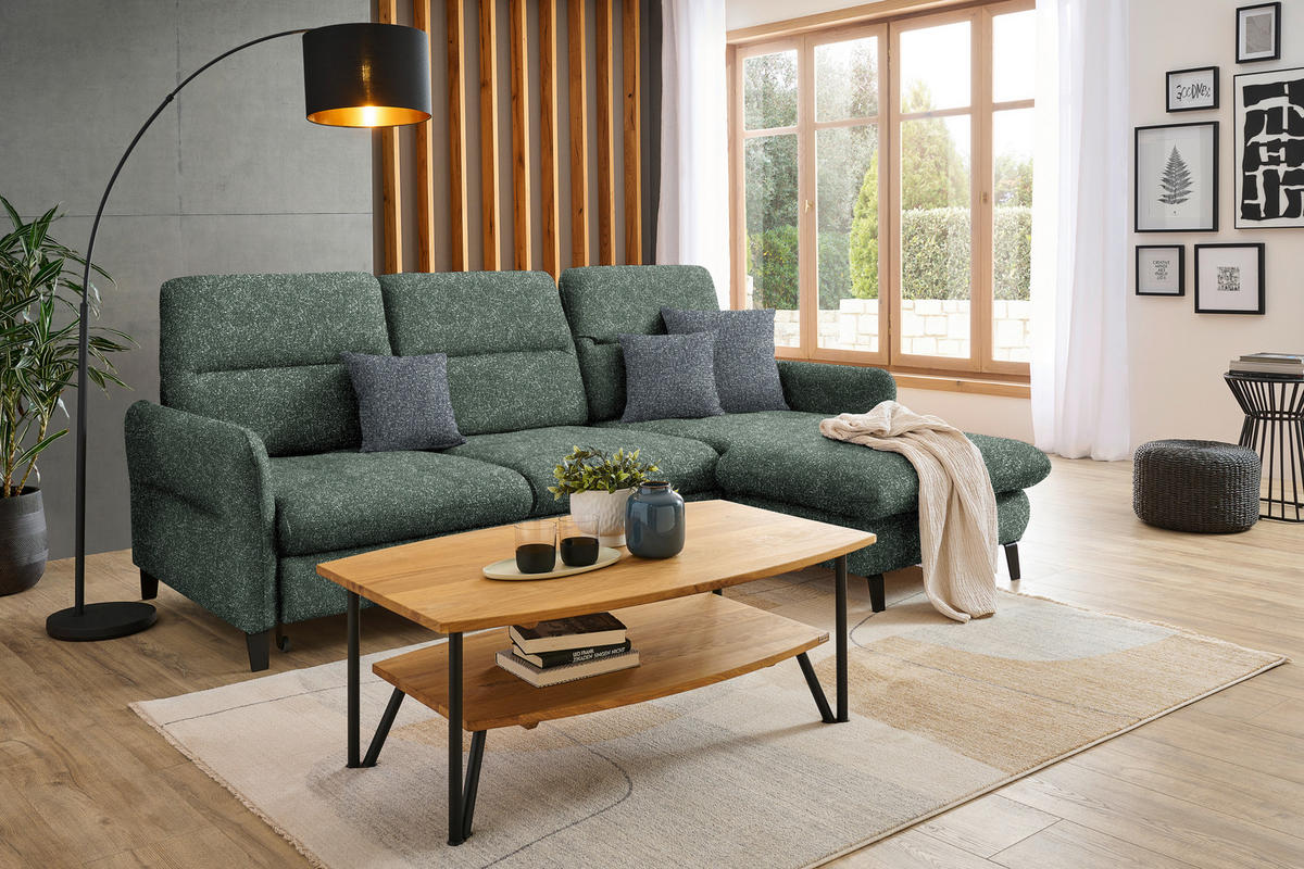 Livetastic ECKSOFA Grün Plüsch, rechts davon: Hochflorteppich, Couchtisch, Gardine, Decke in hellem Wohnzimmer.