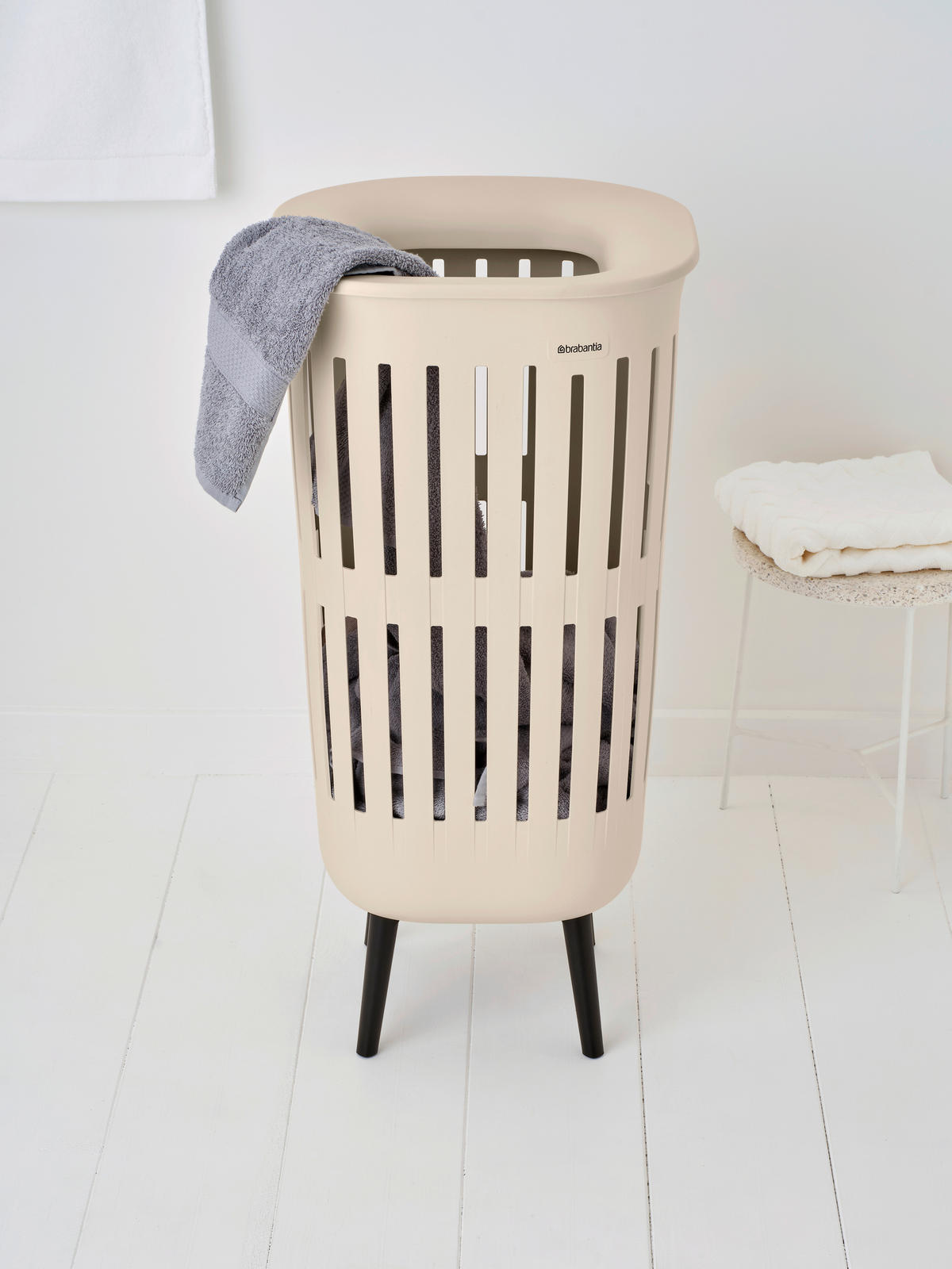 RUHÁSKOSÁR - bézs, Basics, műanyag (55l) - Brabantia