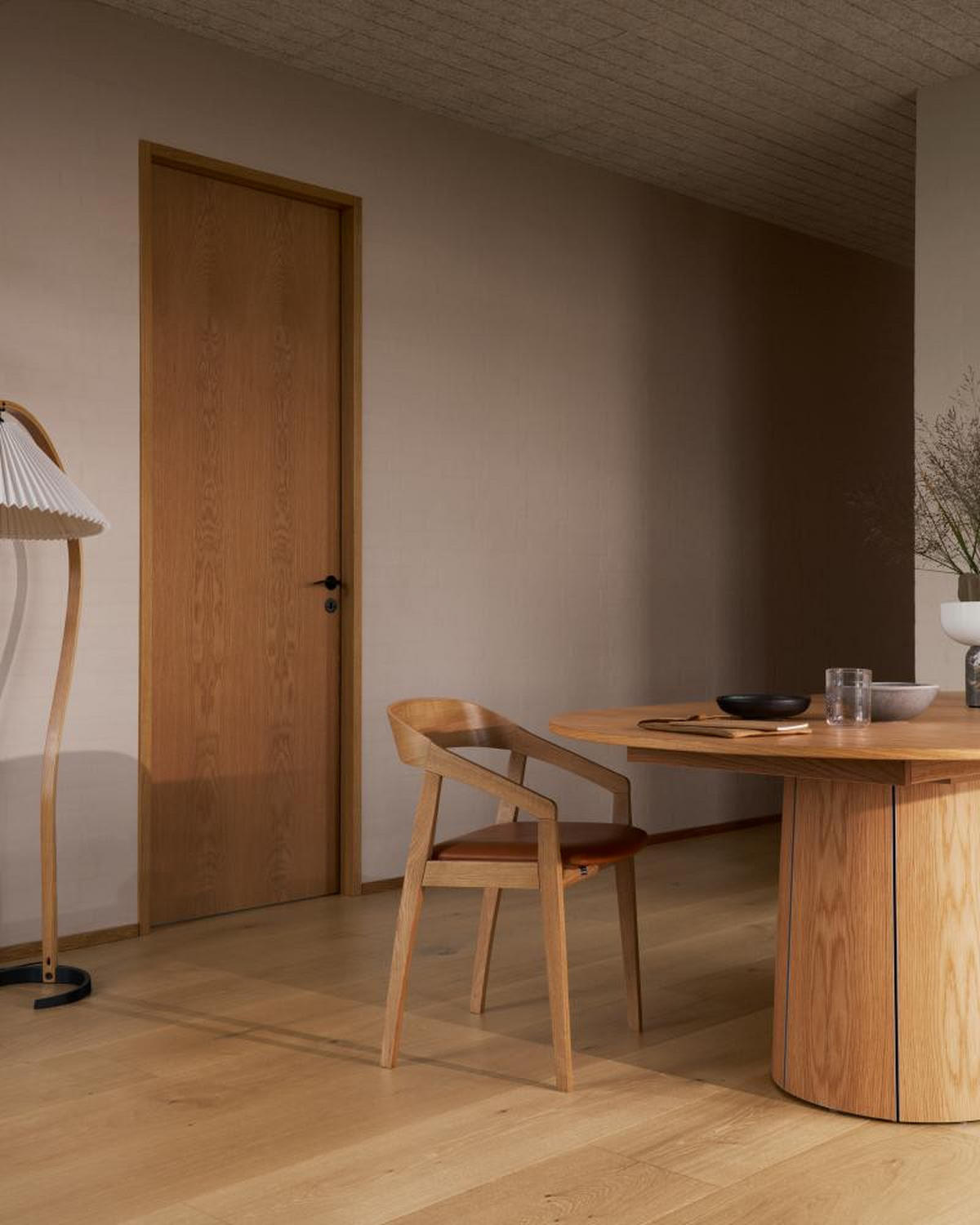 STOL MED ARMSTÖD  läderutbud, tygutbud  äkta läder  ekfärgad, cognacfärgad  - cognacfärgad/ekfärgad, Design, läder/trä (50/77/51cm) - Skovby