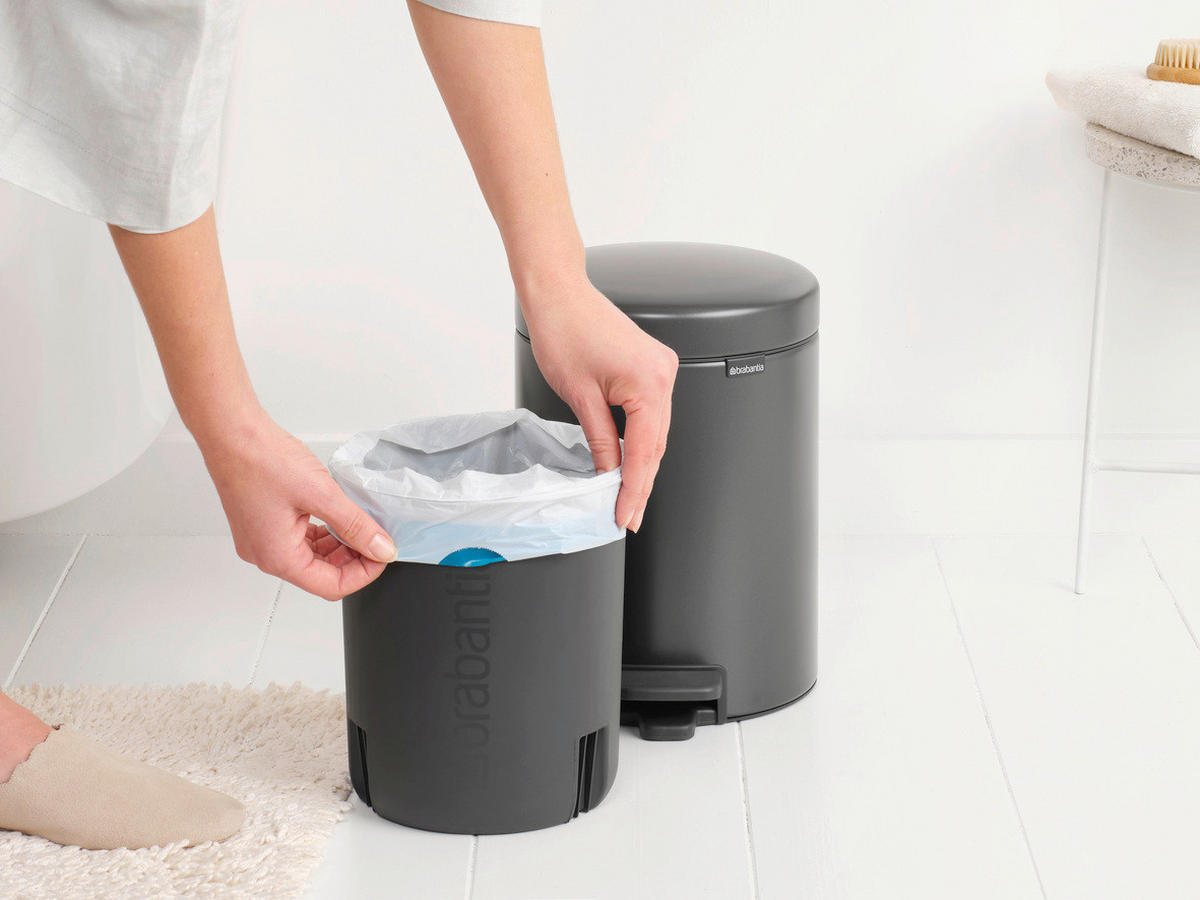 KOŠ S NOŽNOM PAPUČICOM  5 l  New Icon  - tamno siva/antracit, Basics, metal/plastika (20.5/29.1/27.2cm) - Brabantia