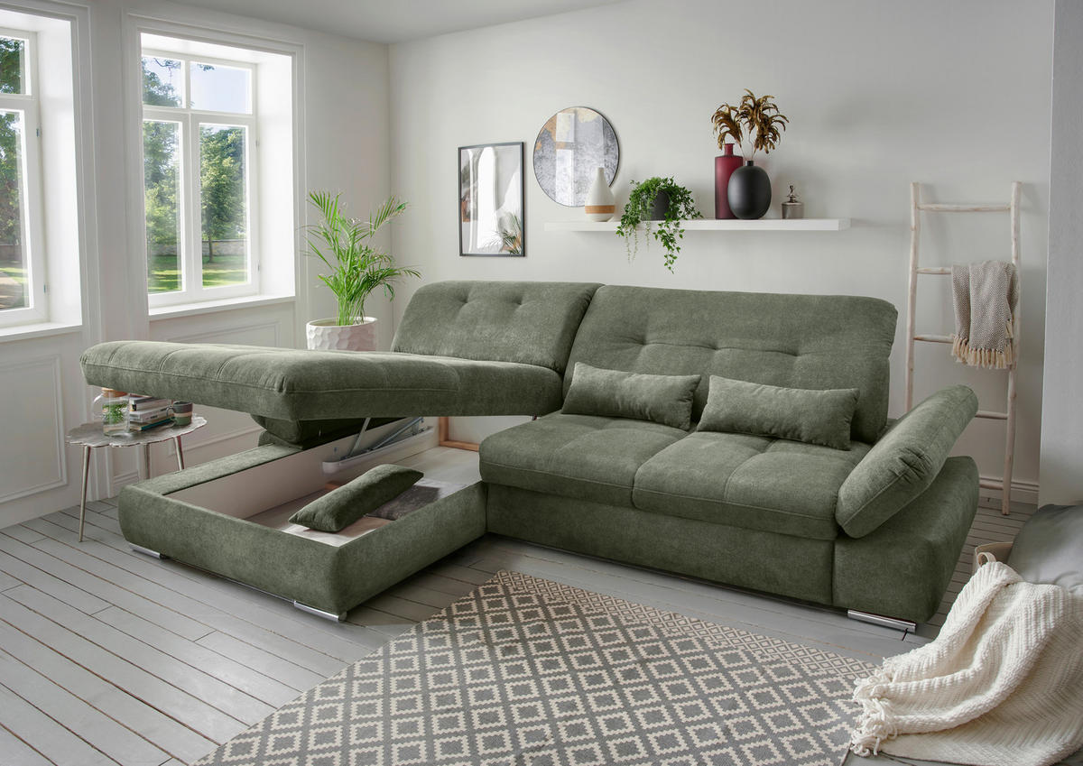 Livetastic ECKSOFA Dalida Dunkelgrün Chenille, links davon: Beistelltisch in grün, rechts davon: Webteppich, Hängeregal, Kissen in grün in hellem Wohnzimmer.