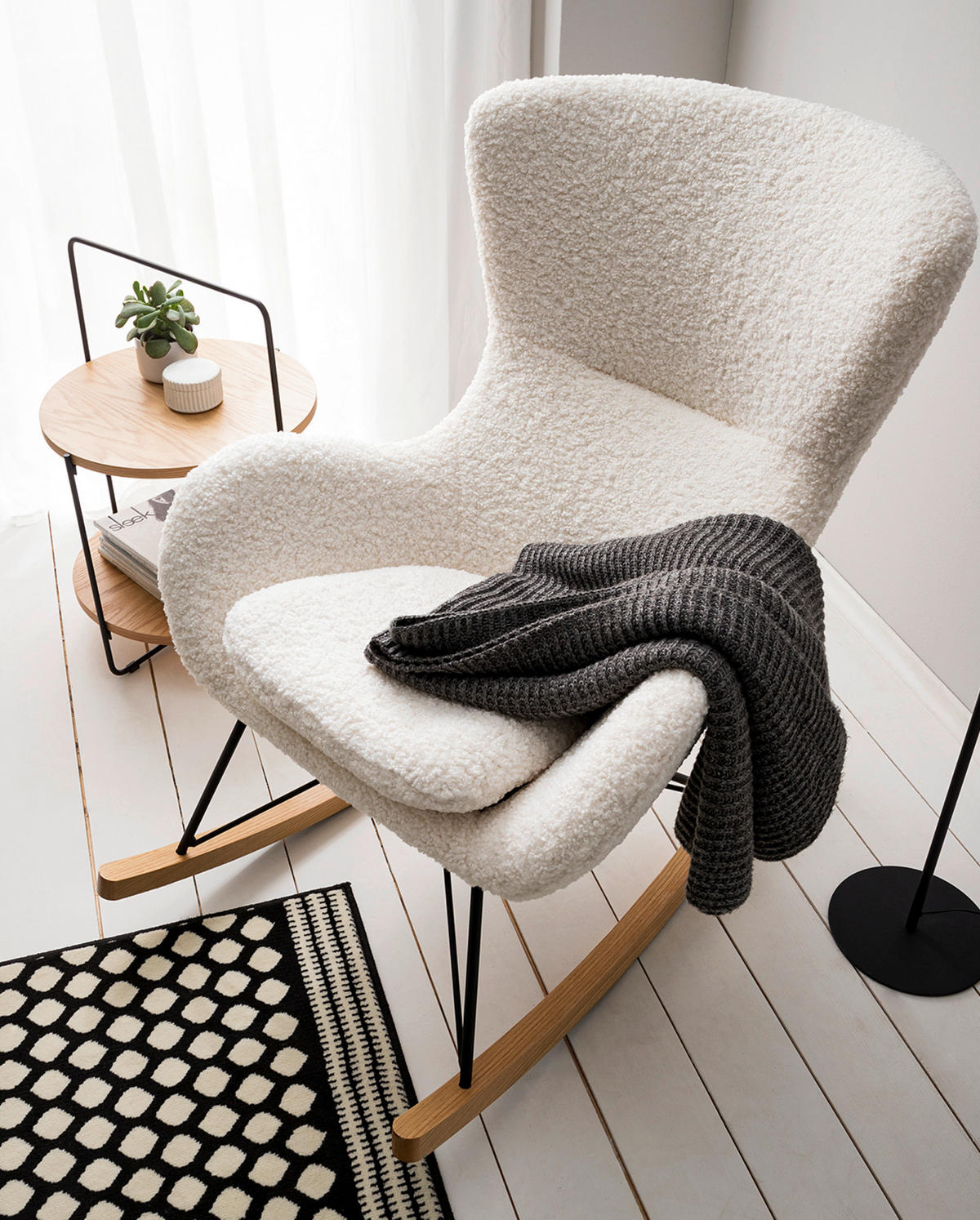 GUNGFÅTÖLJ i teddy tyg vit  - vit/svart, Modern, metall/trä (76/103/100cm) - home24