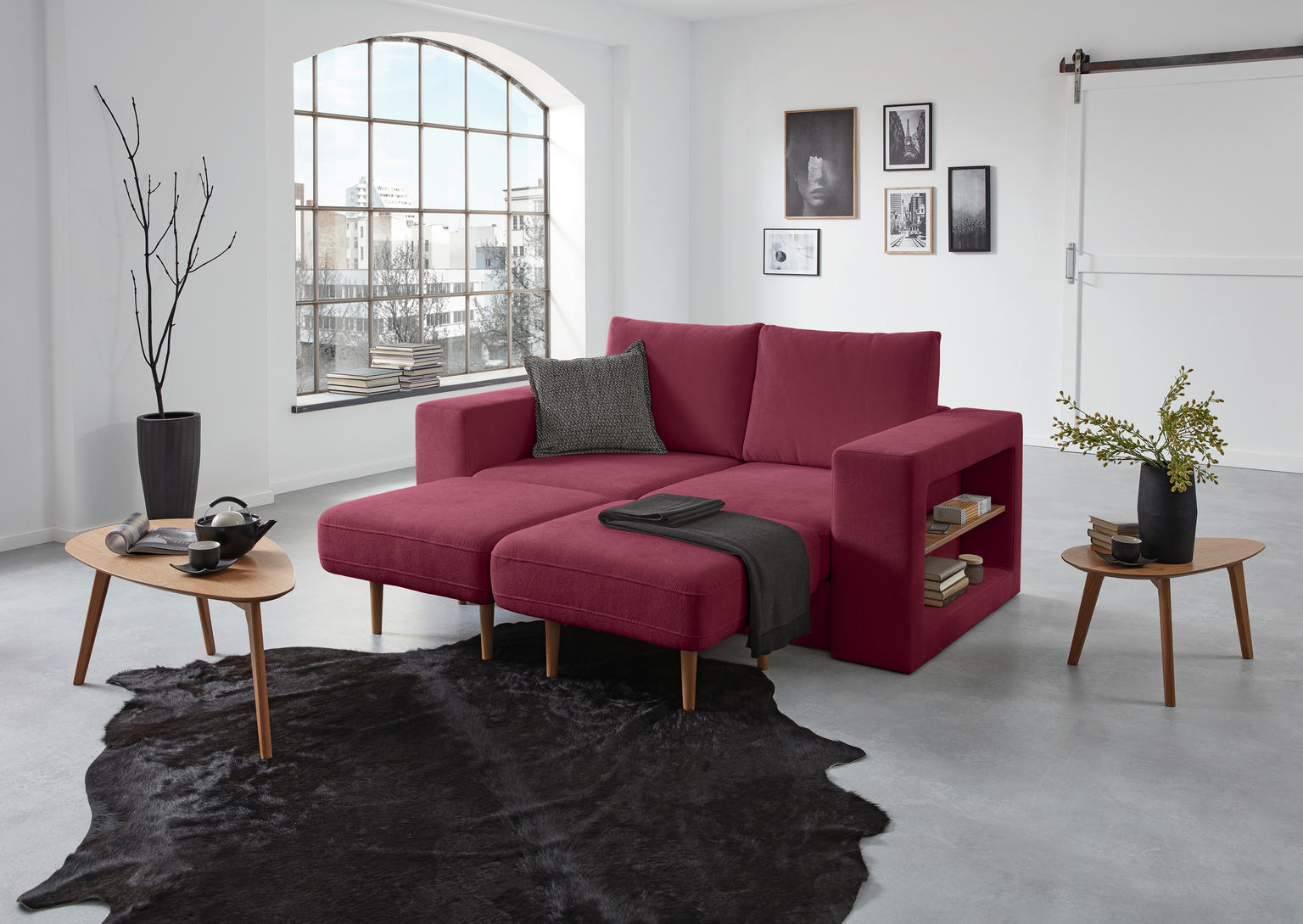 ZWEISITZER-SOFA inkl. Hocker Webstoff Rot, Beere - Einrichtungsbeispiel