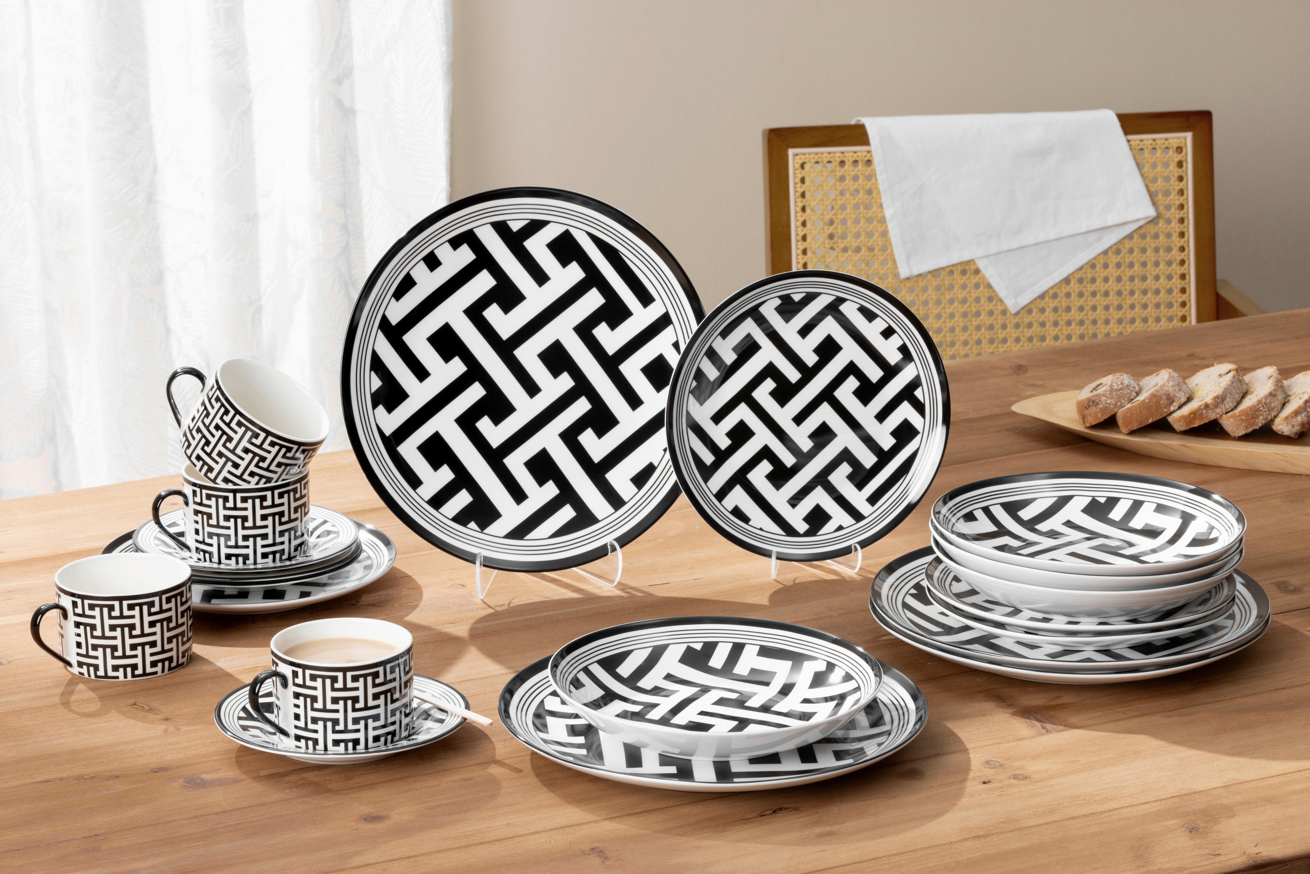 KOMBINOVANÝ SERVIS 20-dielne, nový kostný porcelán (new bone china) keramika  - čierna/biela, Design, keramika - Novel